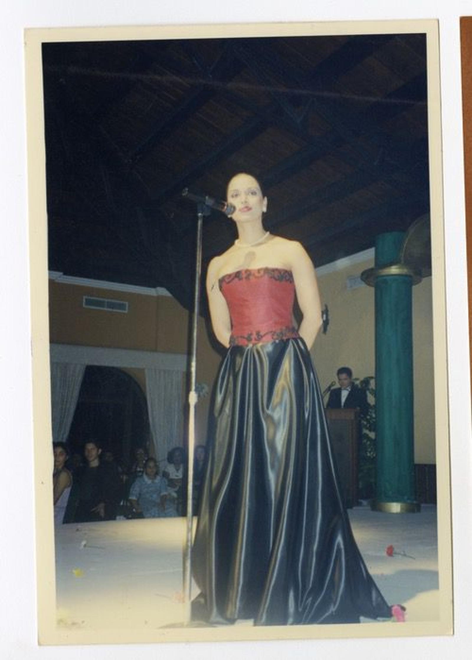 Lupita Jones, ex miss universo en certamen nuestra belleza 1997-1998.
