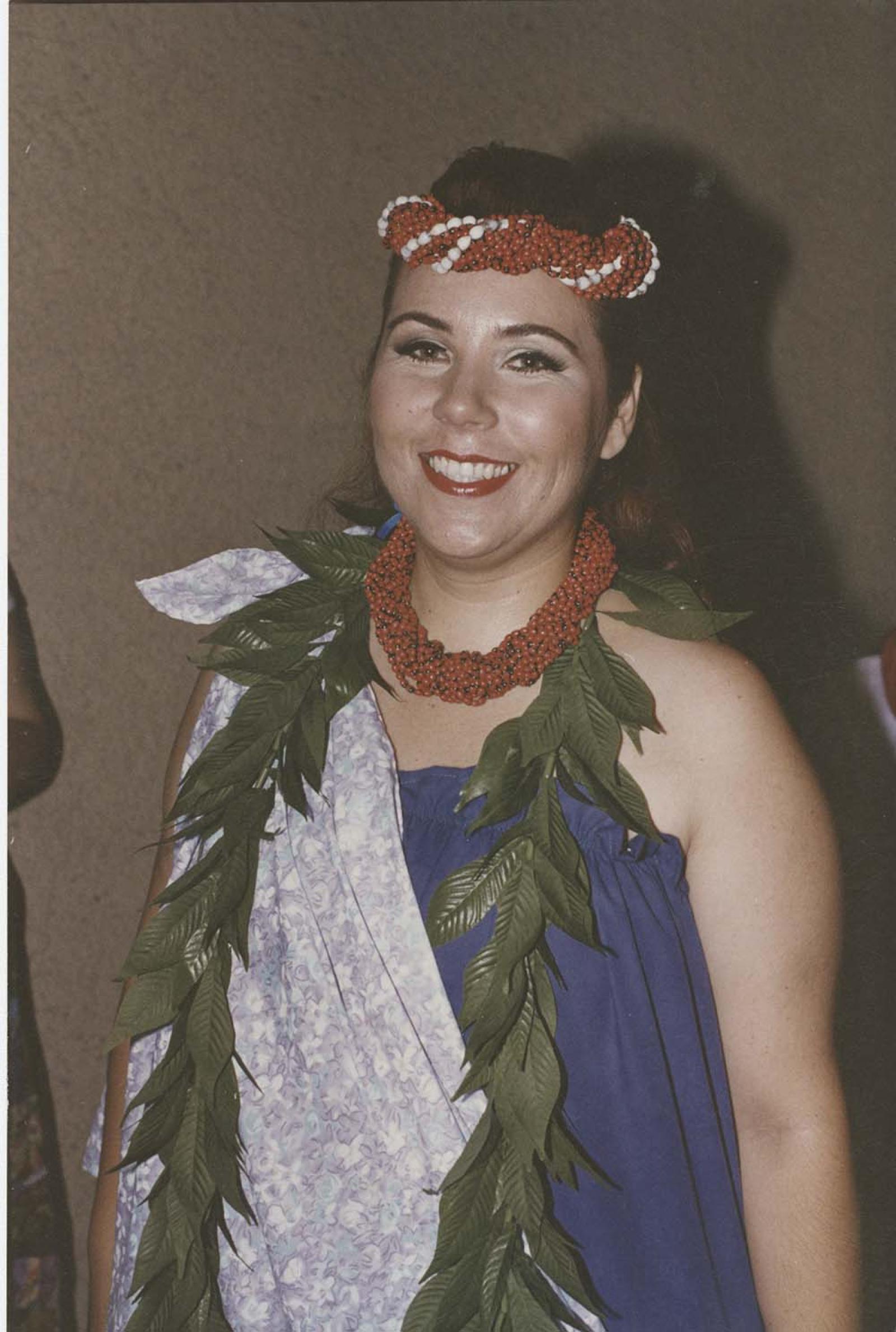 “Lupita Velarde”, viste atuendo hawaiiano.