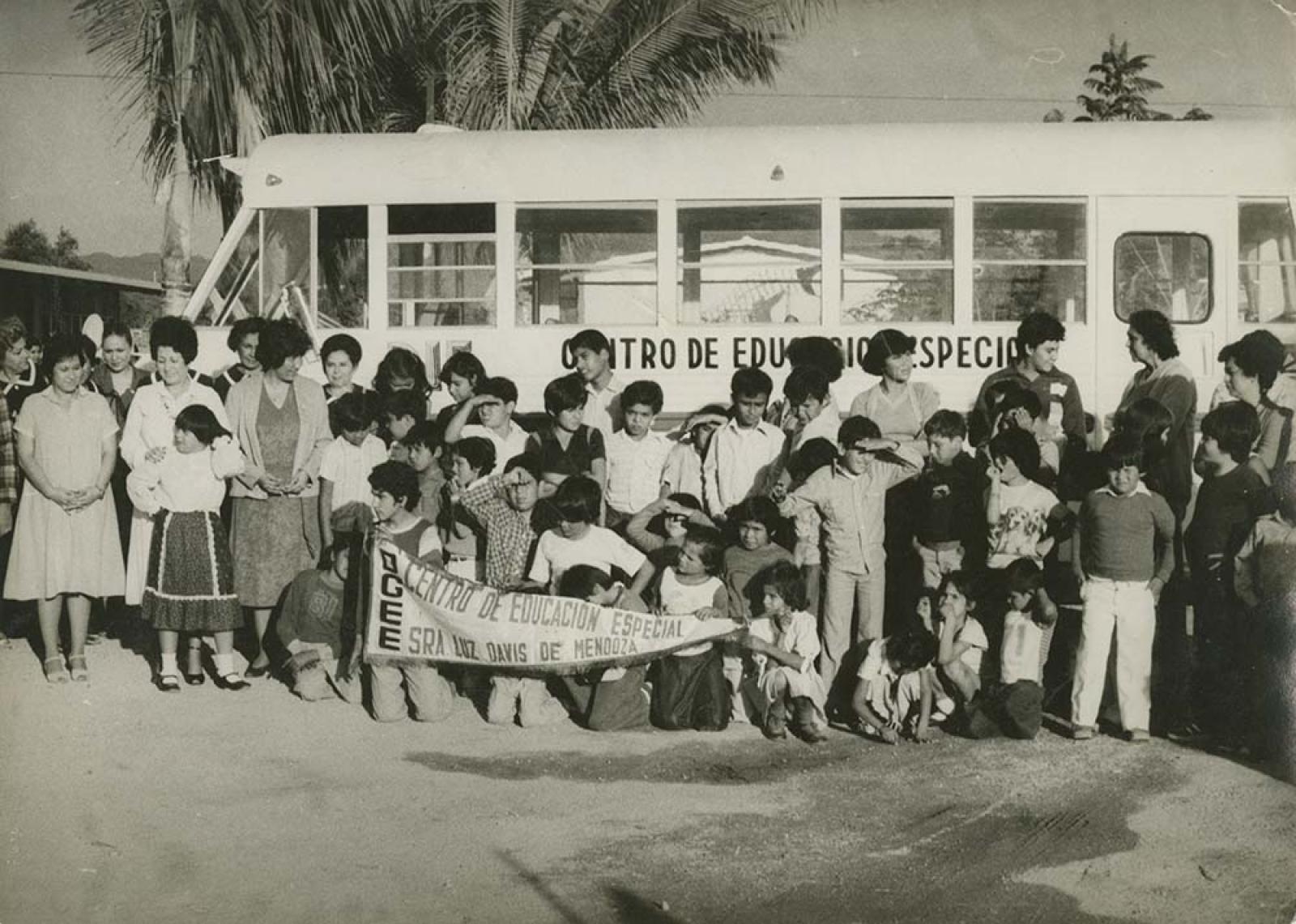 Luz Davis de Mendoza con niños.