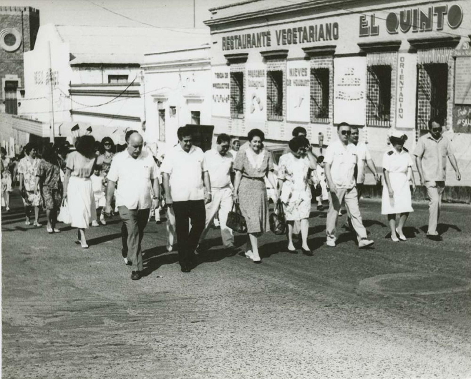 Luz Davis de Mendoza y acompañantes en calle Belisario Domínguez.