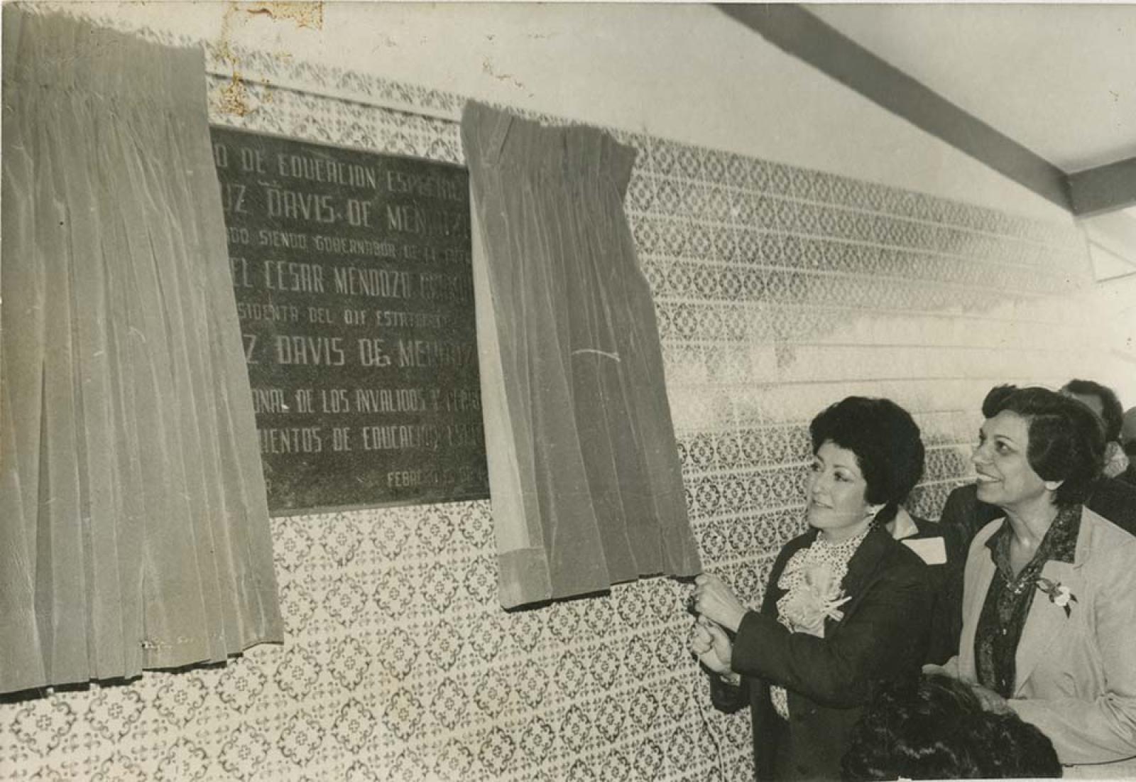 Luz Davis revela placa inaugural del Centro de Educación Especial.