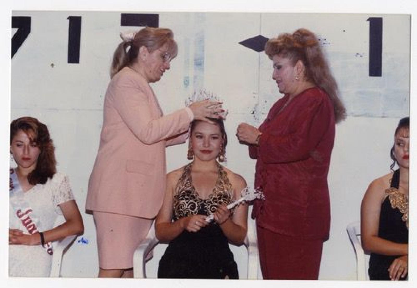 Luz María Ramírez y Lilia Peralta en coronación.