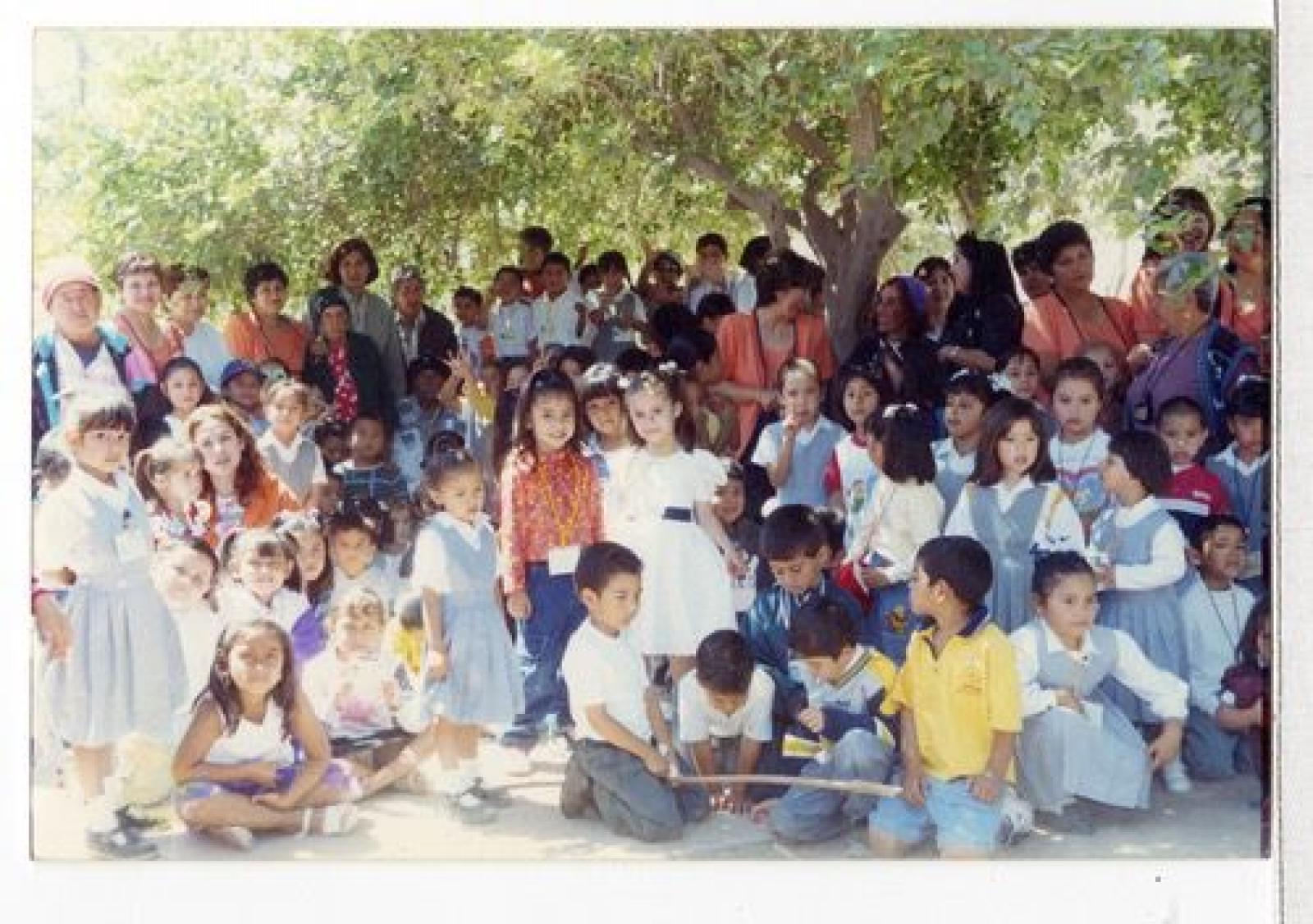 Maestra y alumnos del jardín de niños Club de Leones, visita a la Casa Hogar Alborada retrato de grupo.