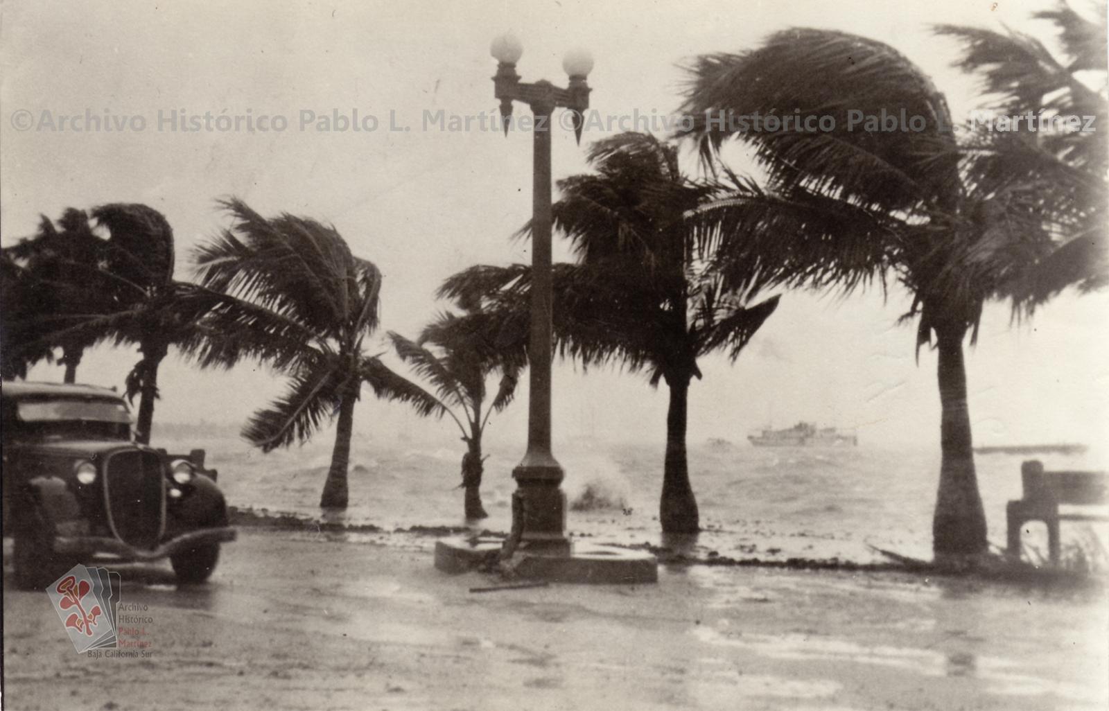 Mal tiempo por efectos de ciclón. Malecón de La Paz, Baja California.