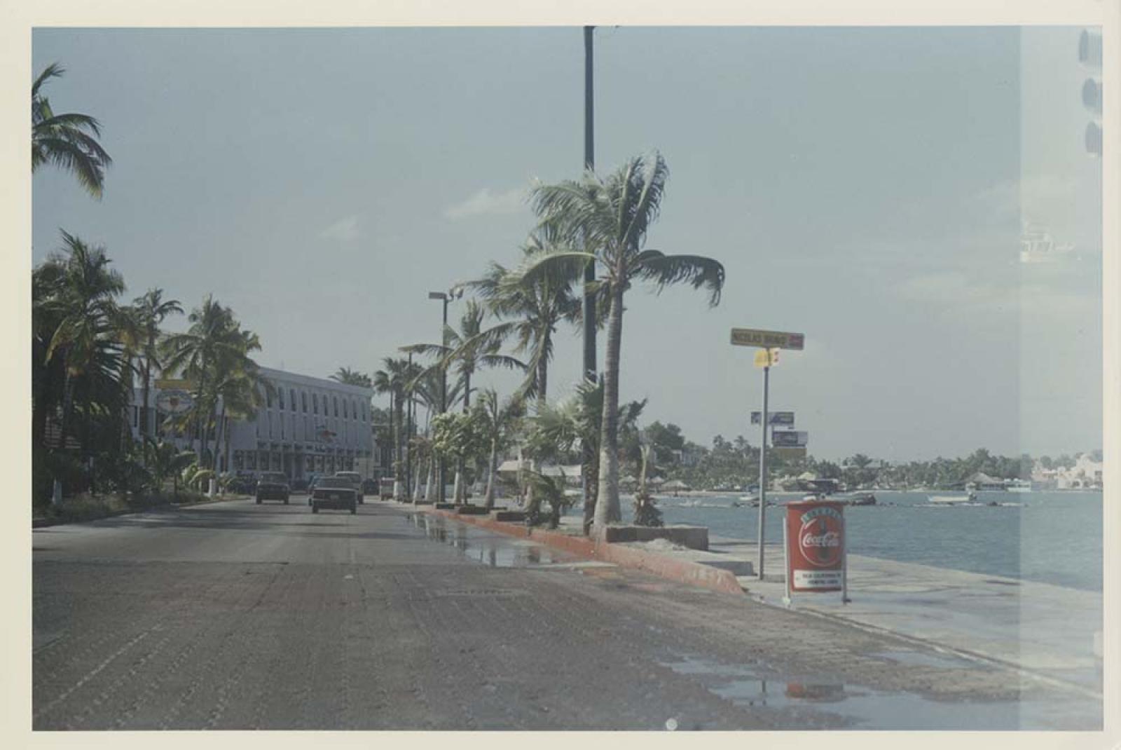 Malecón de La Paz, Baja California Sur, al fondo, el hotel Los Arcos.