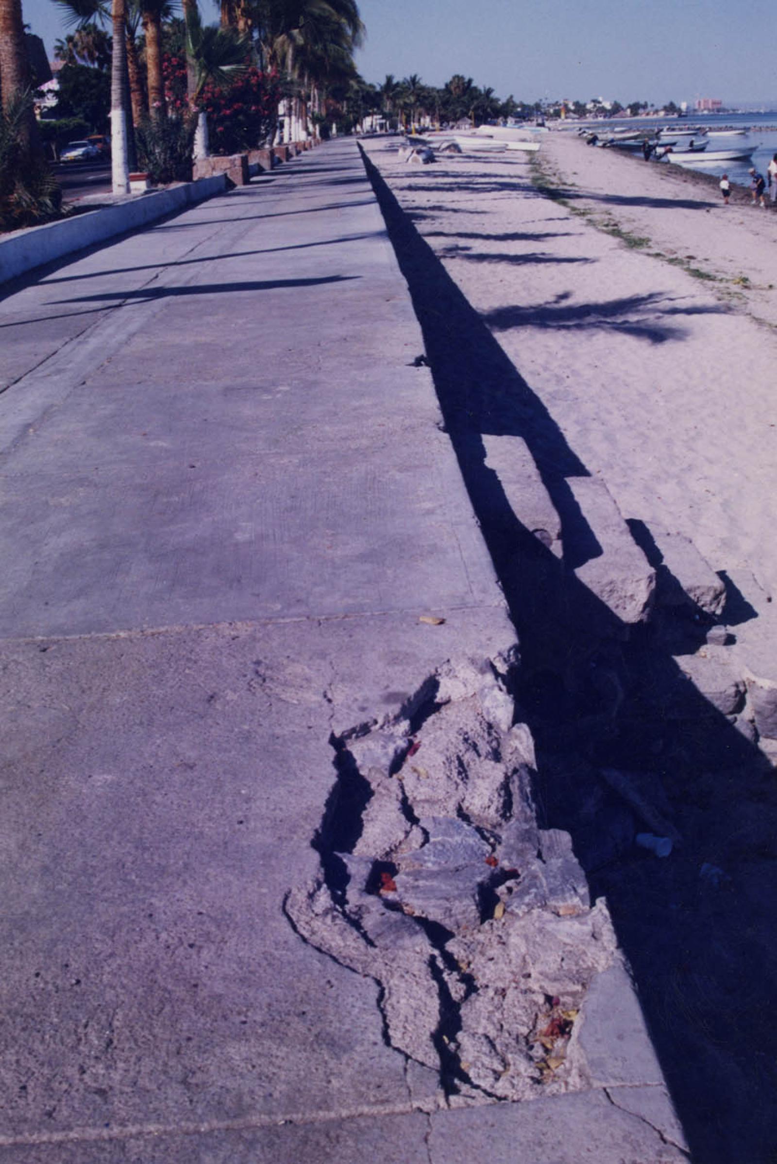 Malecón de La Paz en deterioro.