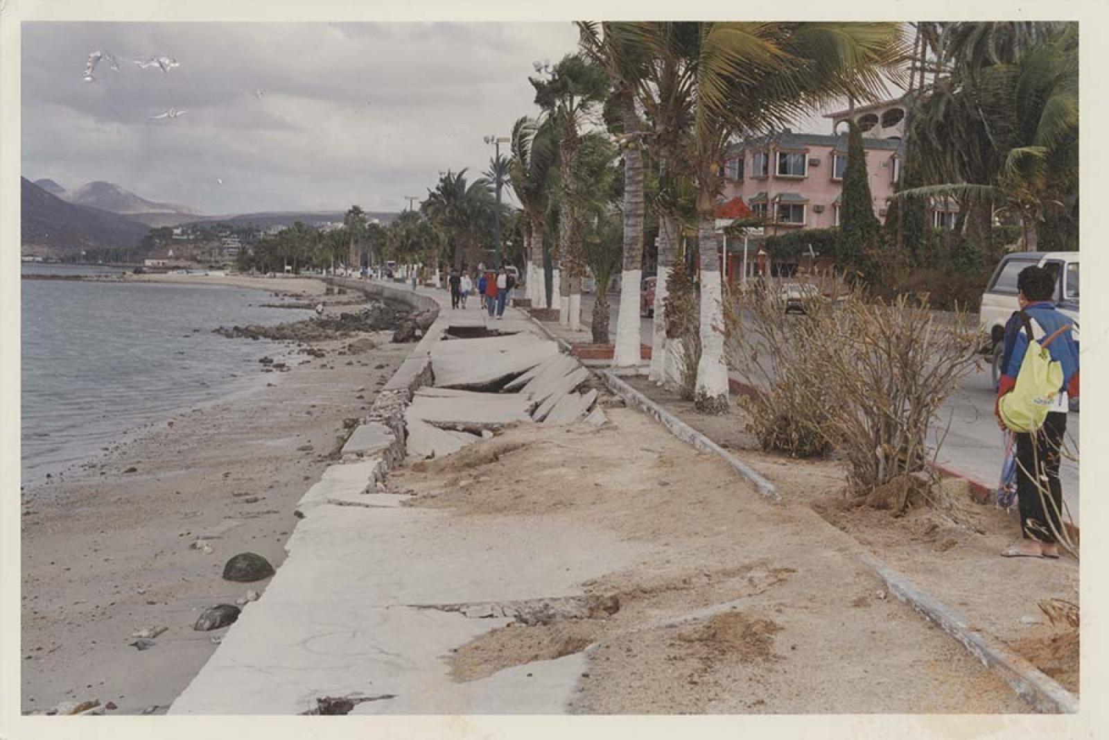 Malecón de La Paz en mal estado.