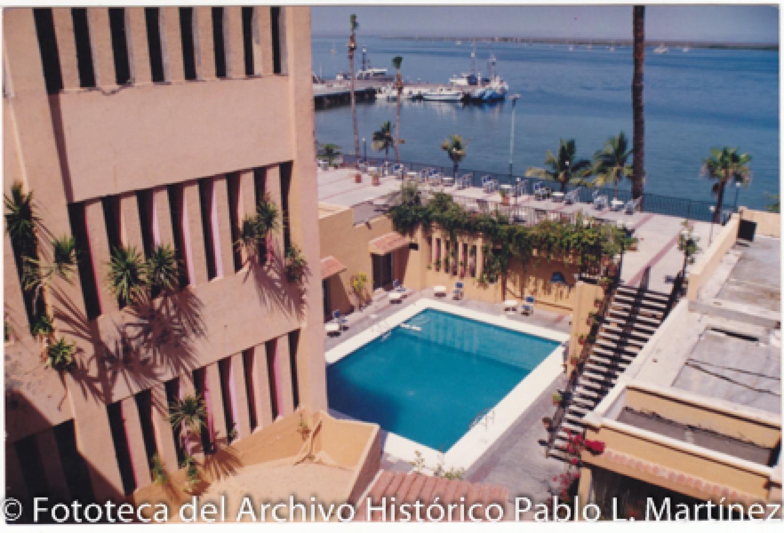 Malecón de La Paz: Instalaciones del hotel “Perla” y Muelle Fiscal.