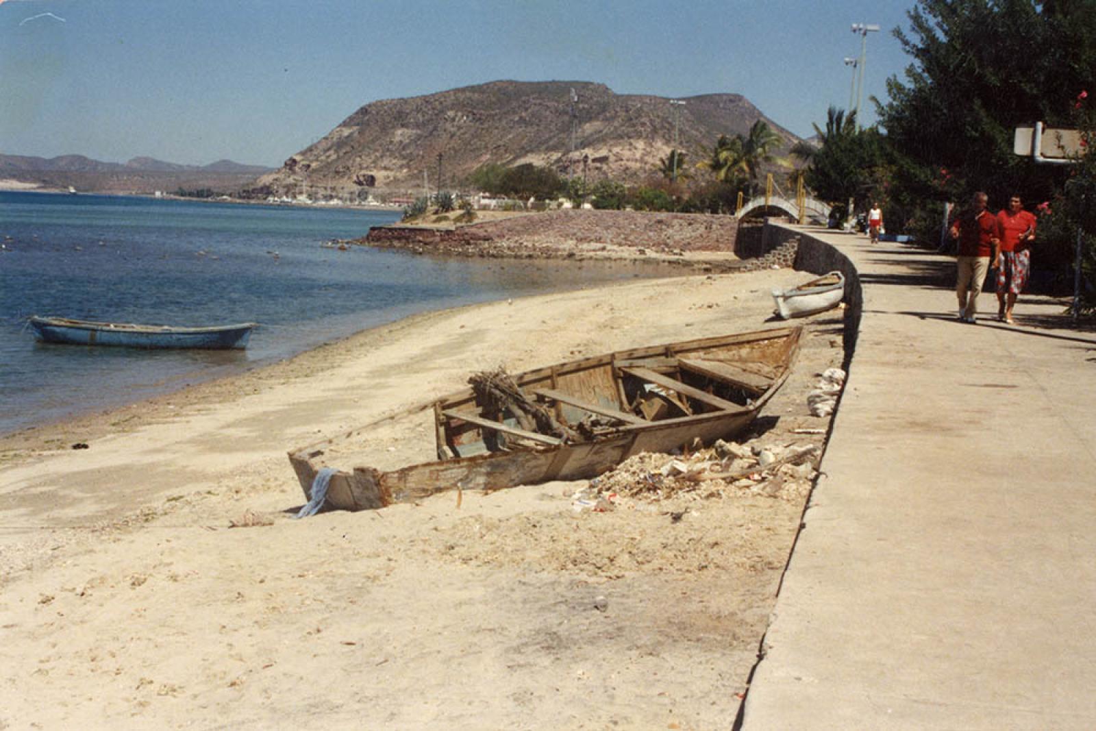 Malecón y vista al cerro de La Calavera en La Paz, Baja California Sur.