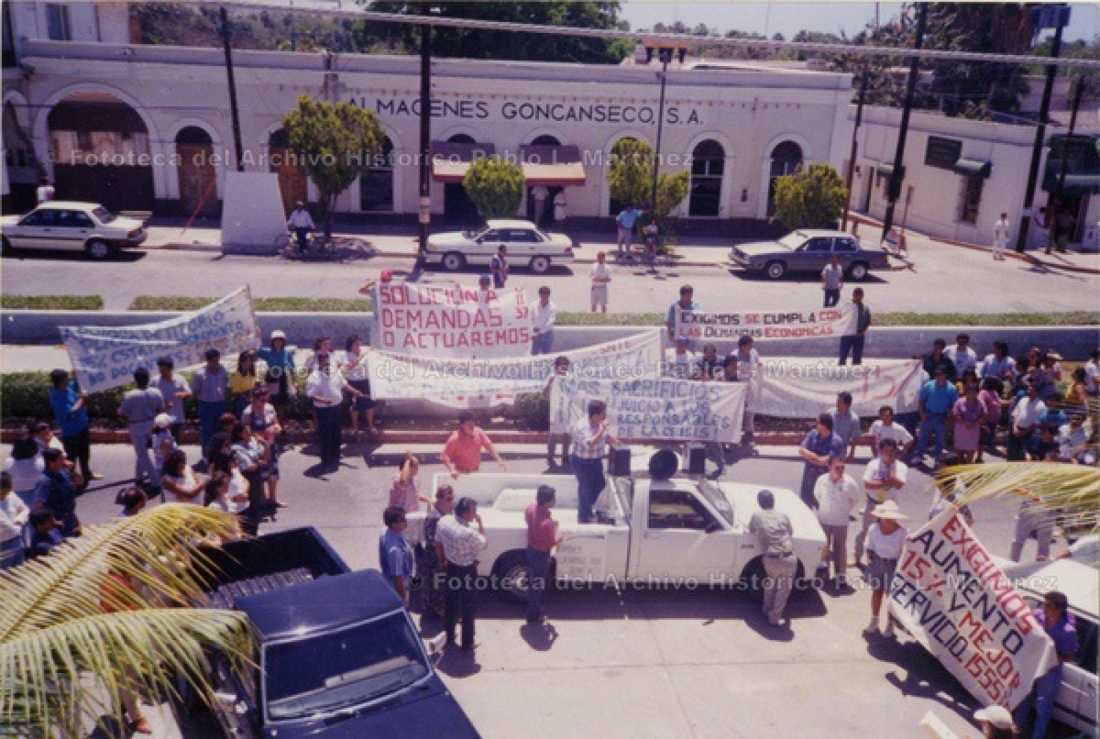 Manifestación de “maestros en las instalaciones de Palacio Municipal” en San José del Cabo.