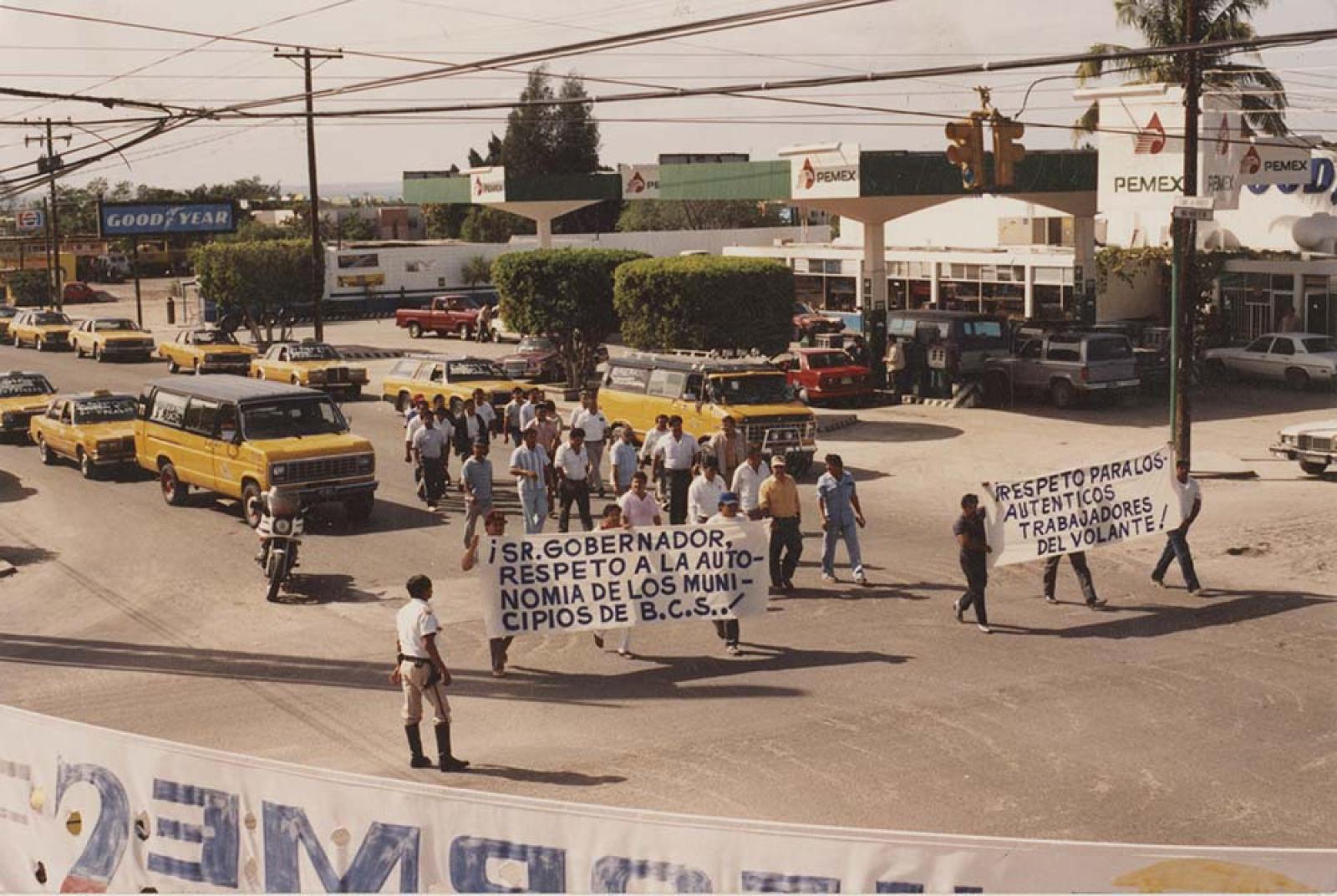 Manifestación de taxistas por el respeto a la autonomía de los municipios de Baja California Sur.