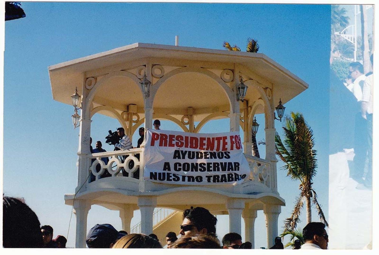 Manifestación en el kiosco del malecón.