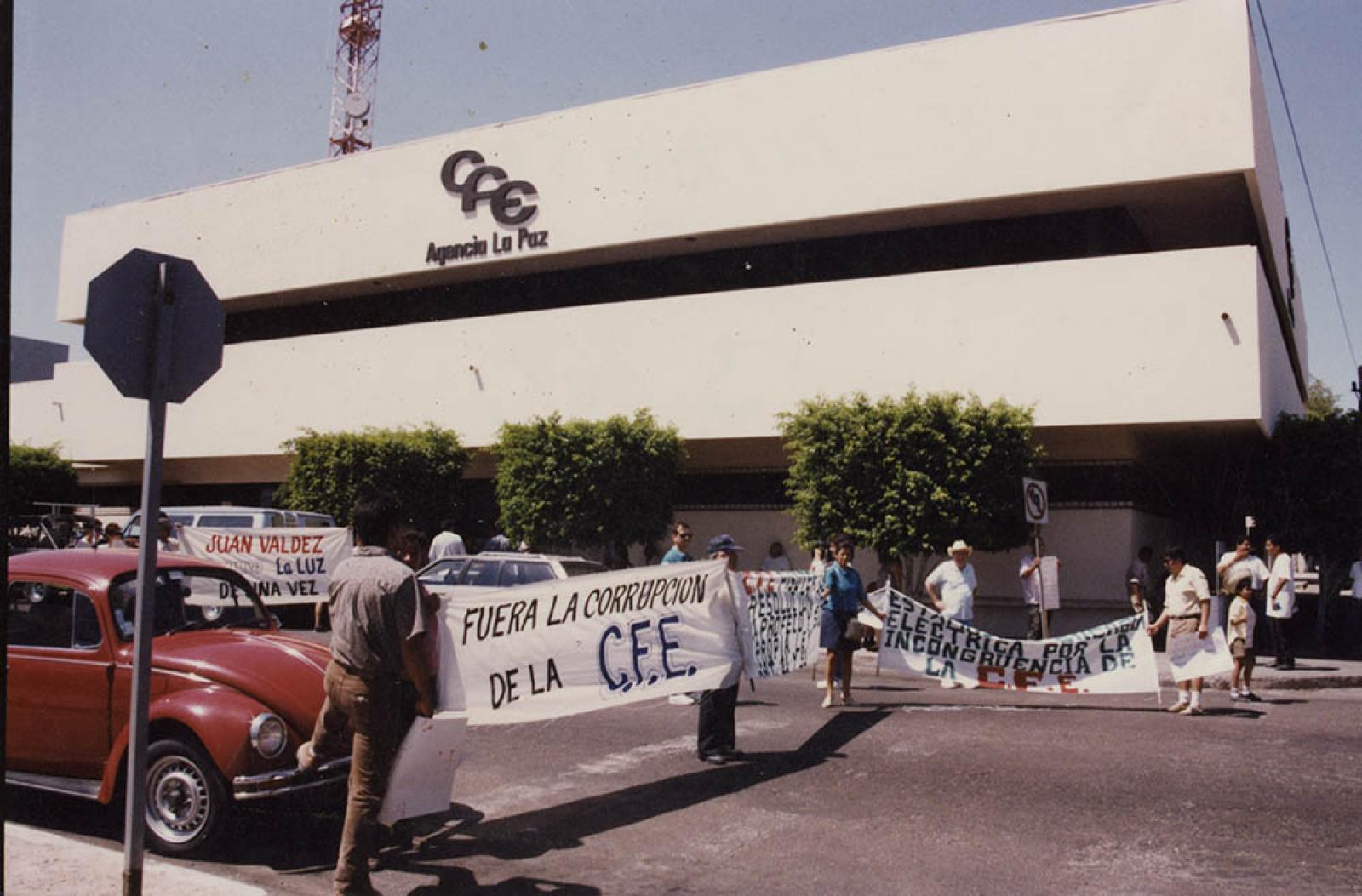 “Manifestación”, frente al edificio de la Comisión Federal de Electricidad.