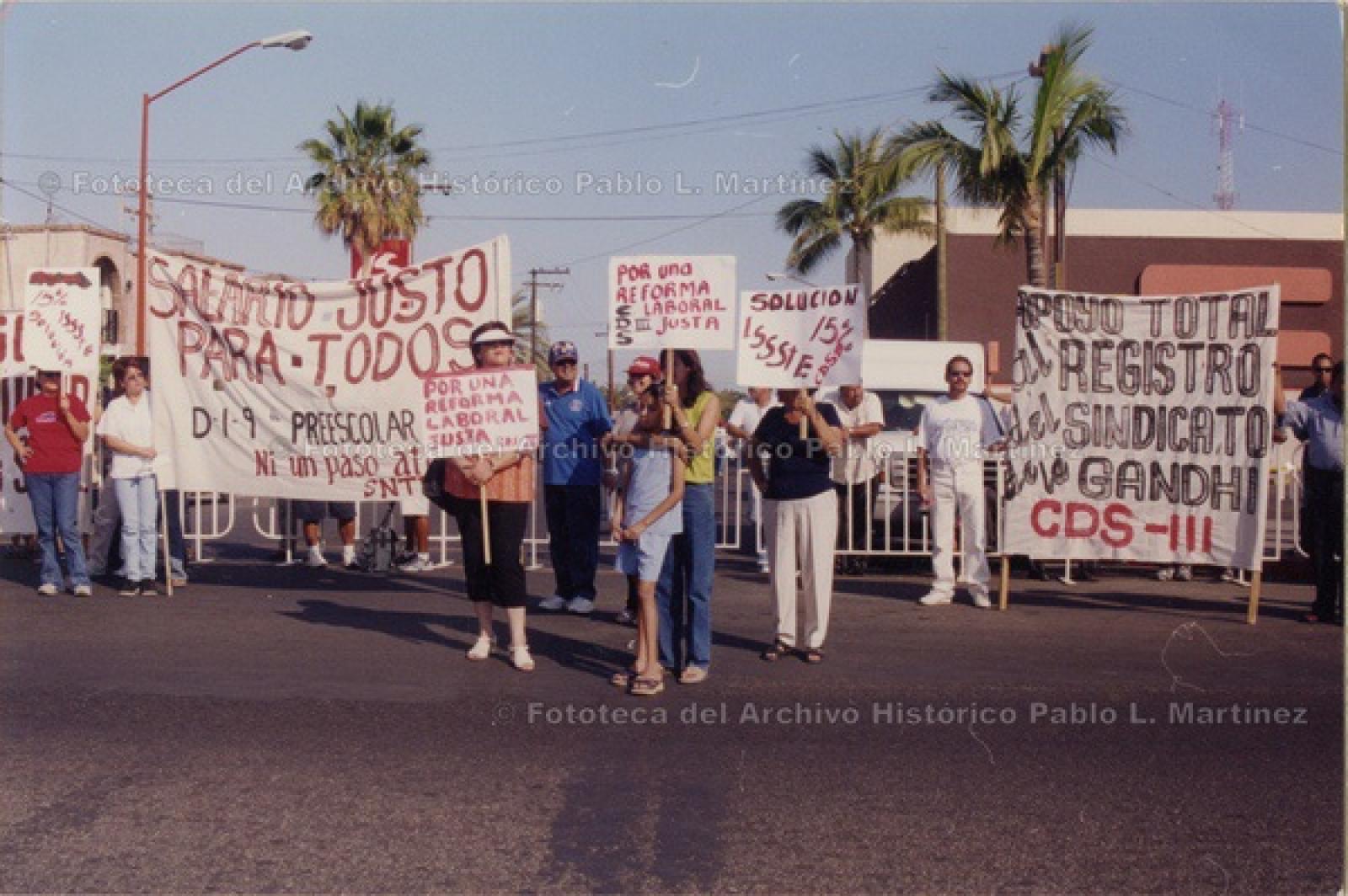 Manifestantes en cruce de las calles Isabel La Católica y Antonio Rosales.
