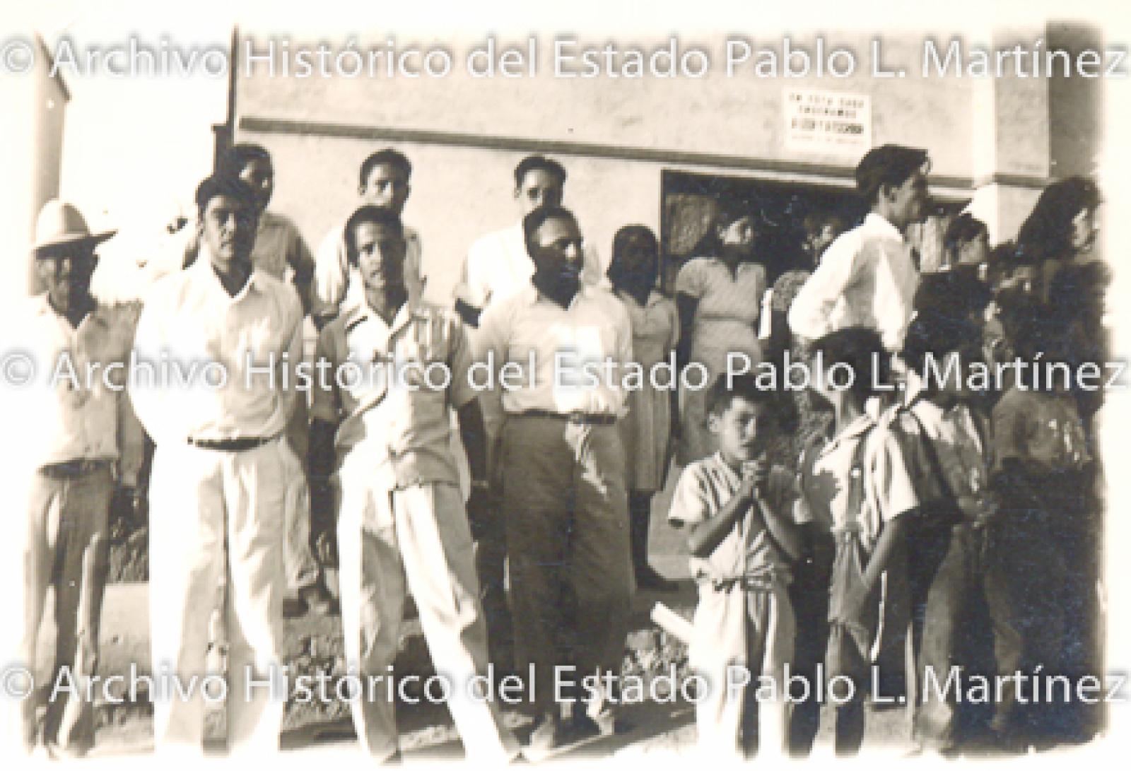 Manifestantes frente a escuela “Andres Quintana Roo”.