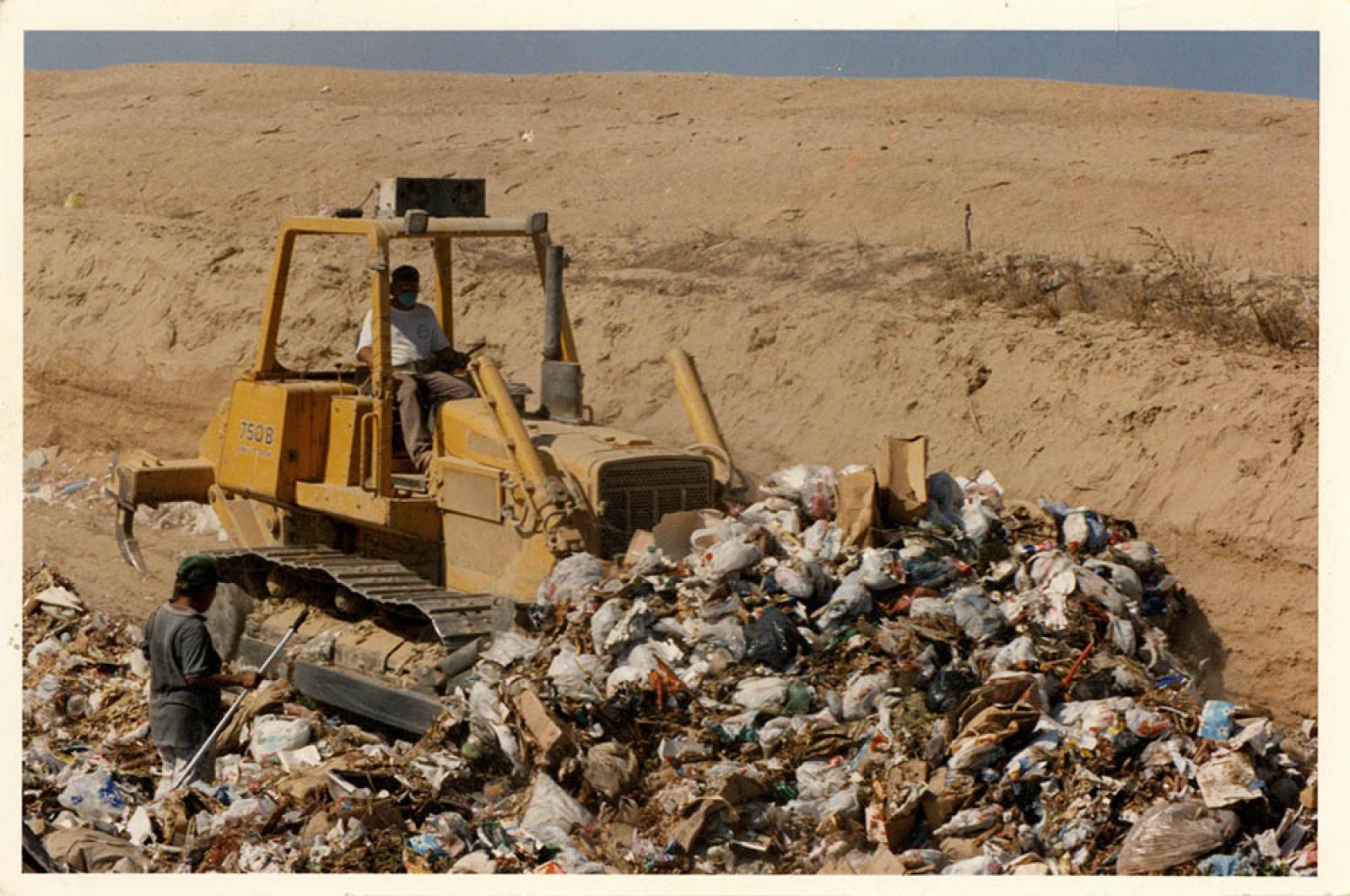 Manipulación de basura con tractor.