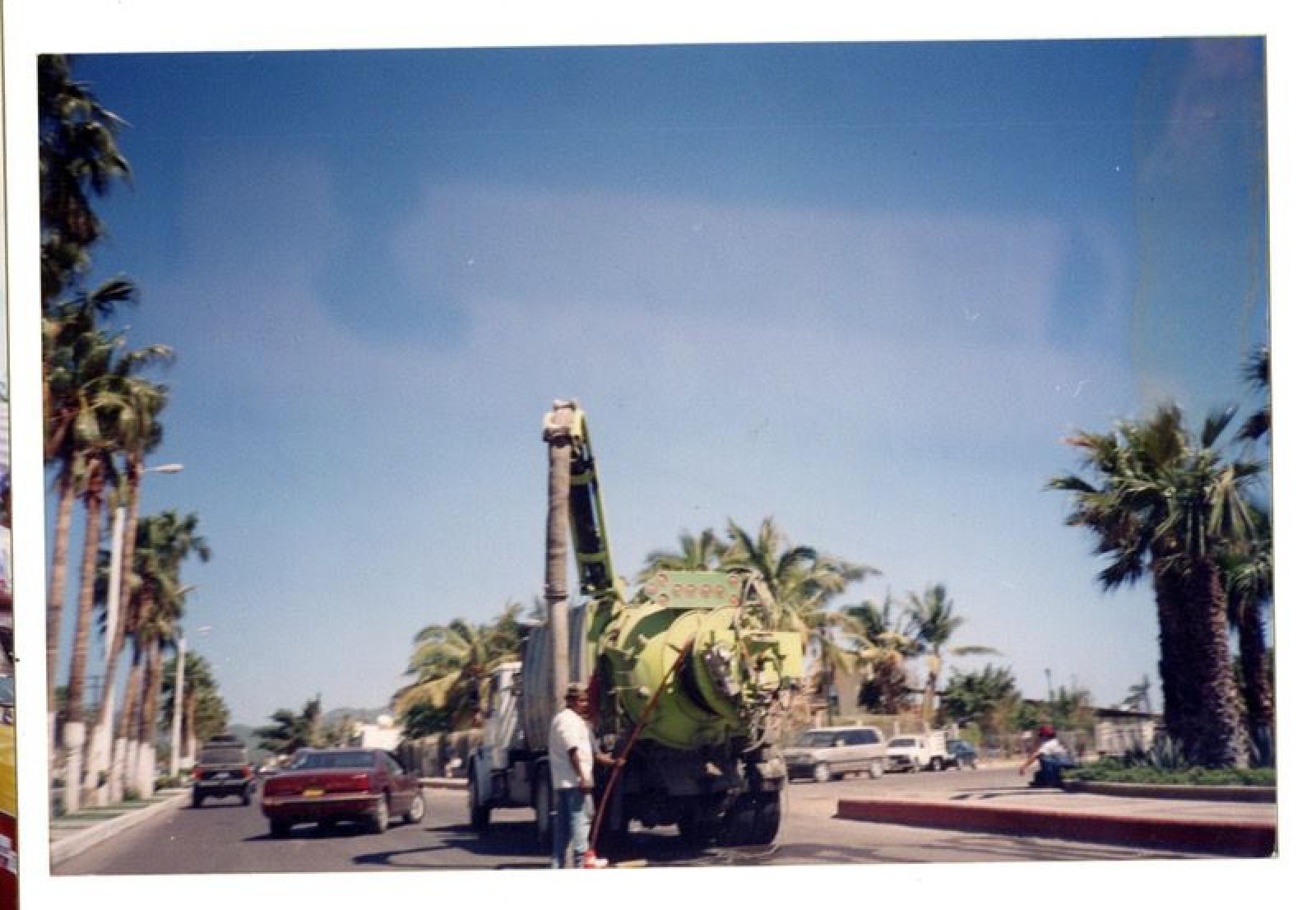 Mantenimiento del sistema de drenaje en Cabo San Lucas, Baja California Sur.
