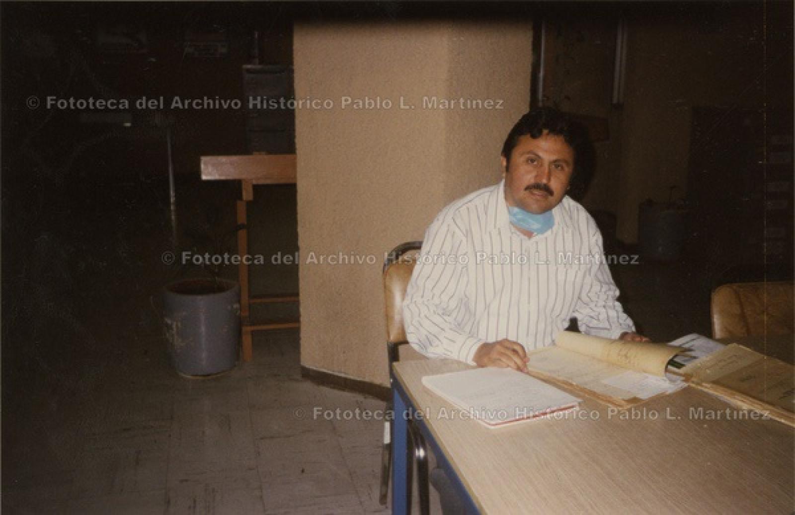 “Manuel Atamoros Domínguez, investigador, consultando fuentes documentales en el archivo histórico Pablo L. Martínez”.