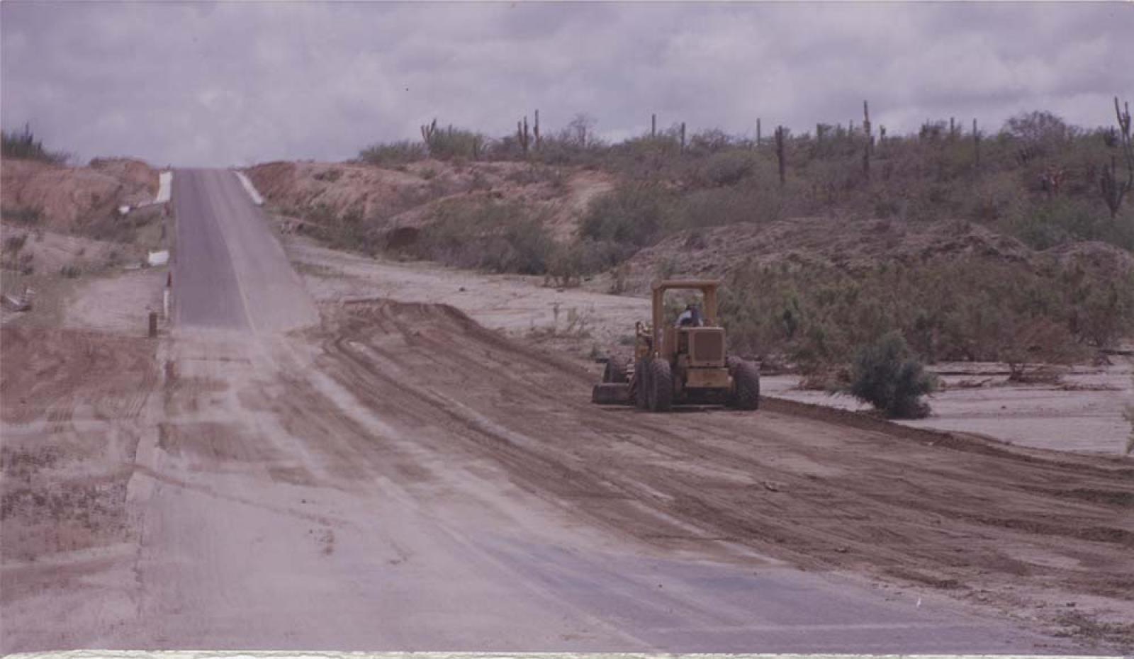 Máquina aplanadora en camino de terracería.