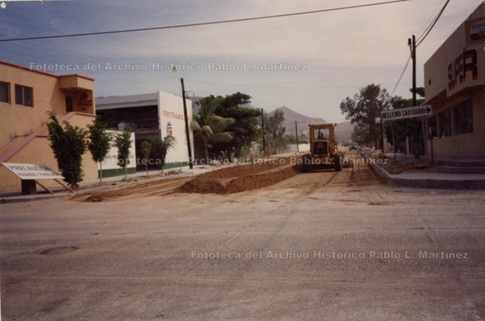 Máquina aplanadora en obra pública.