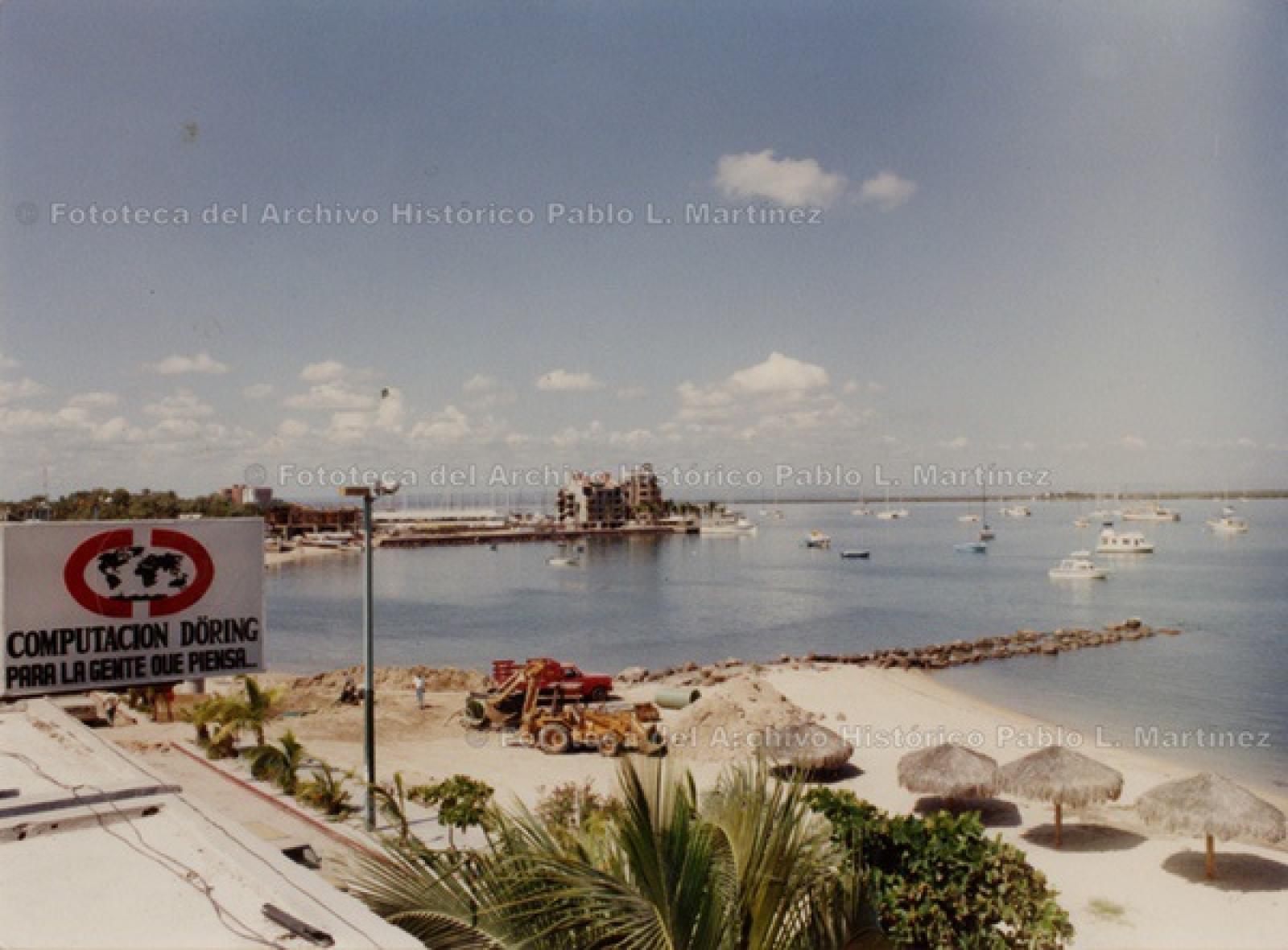 Máquina excavadora en playa del malecón de La Paz.