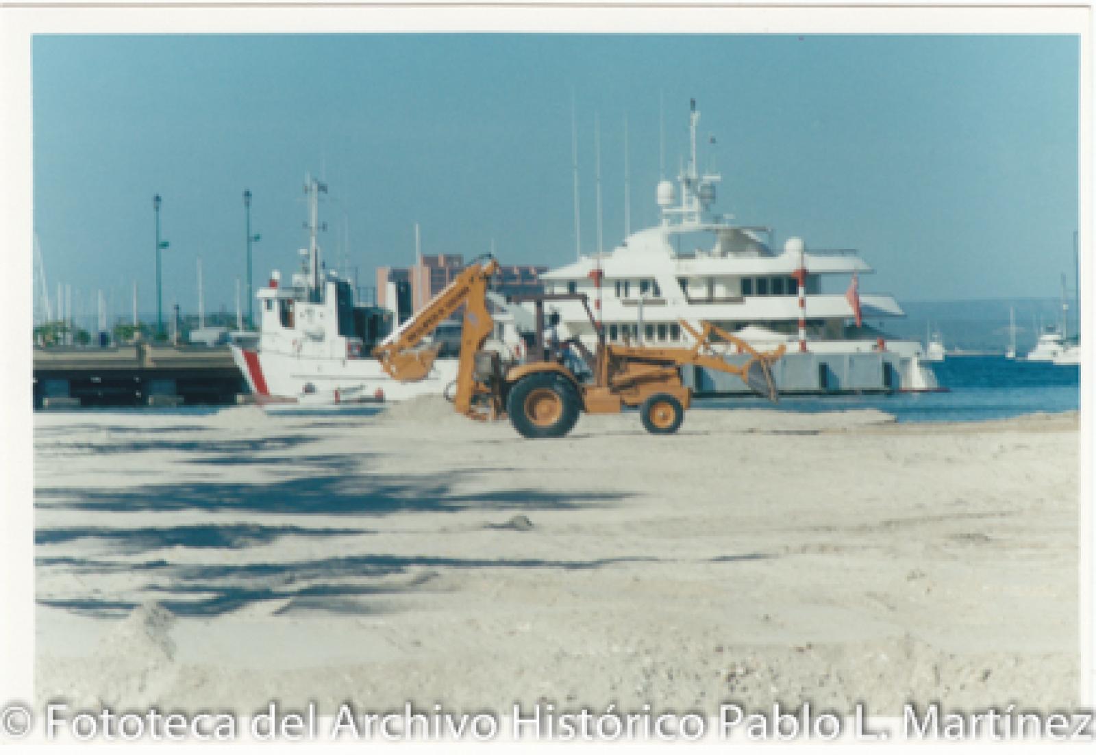 Máquina excavadora frente a embarcación y Muelle Fiscal, Malecón de La Paz.