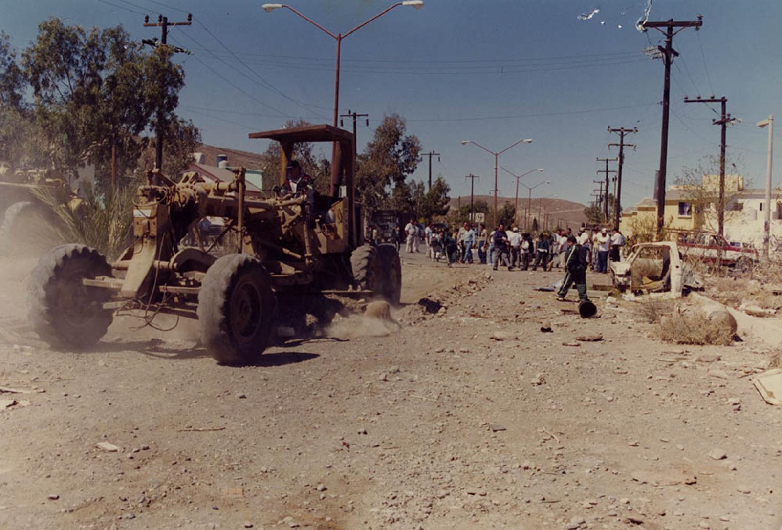 Máquinas emparejando calles de terracería.