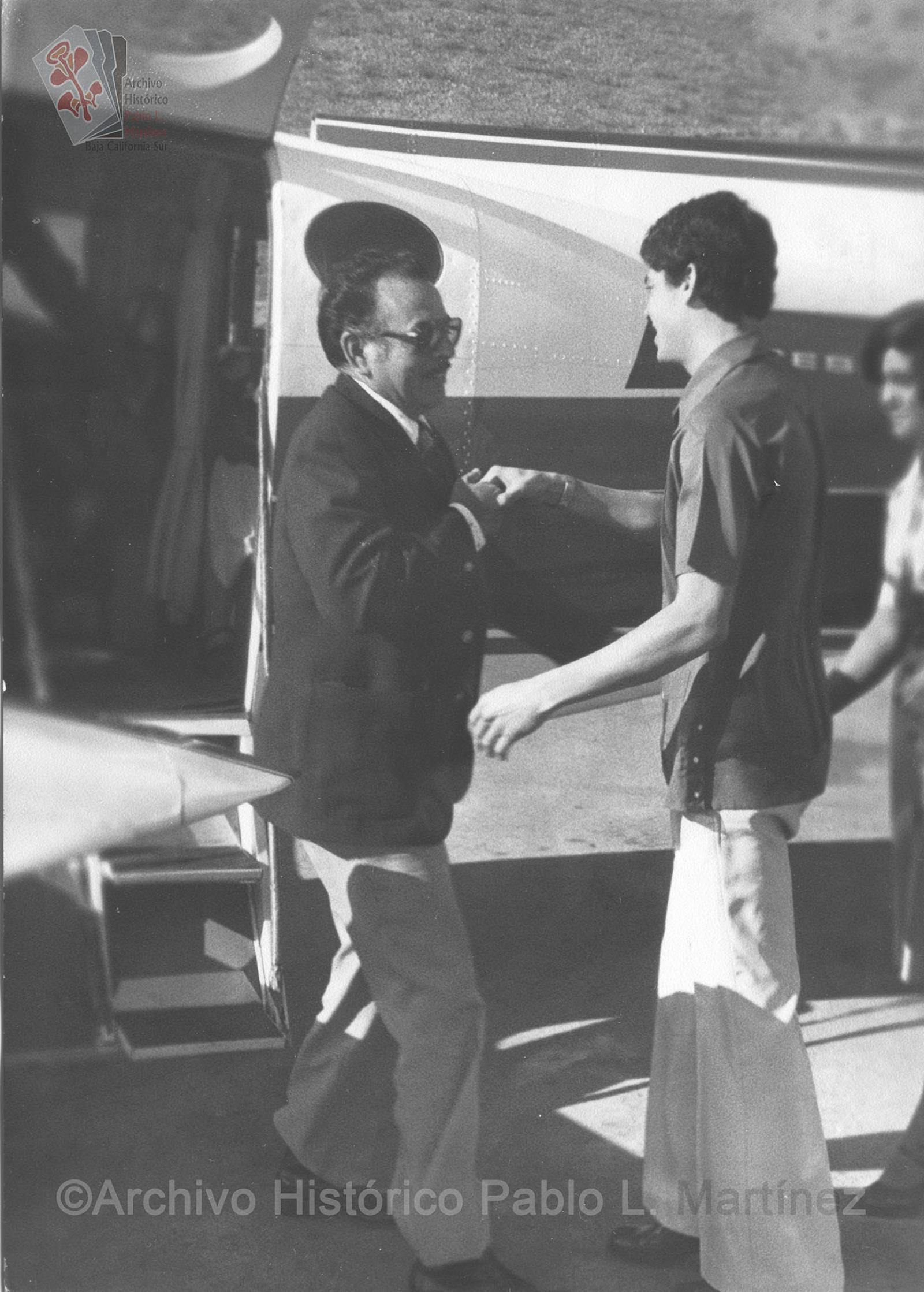 Marcelo Rubio Ruiz y Mario Vargas Aguiar, se dan saludo.