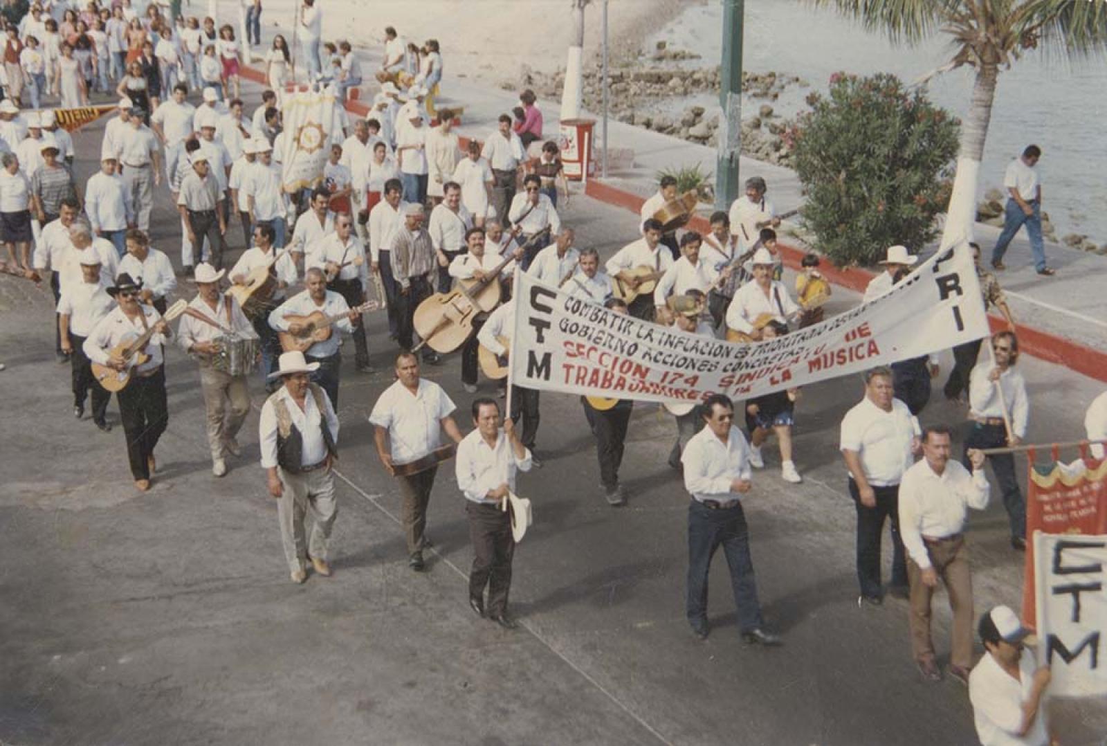 Marcha del Sindicato de Trabajadores de la Música, por malecón de La Paz.