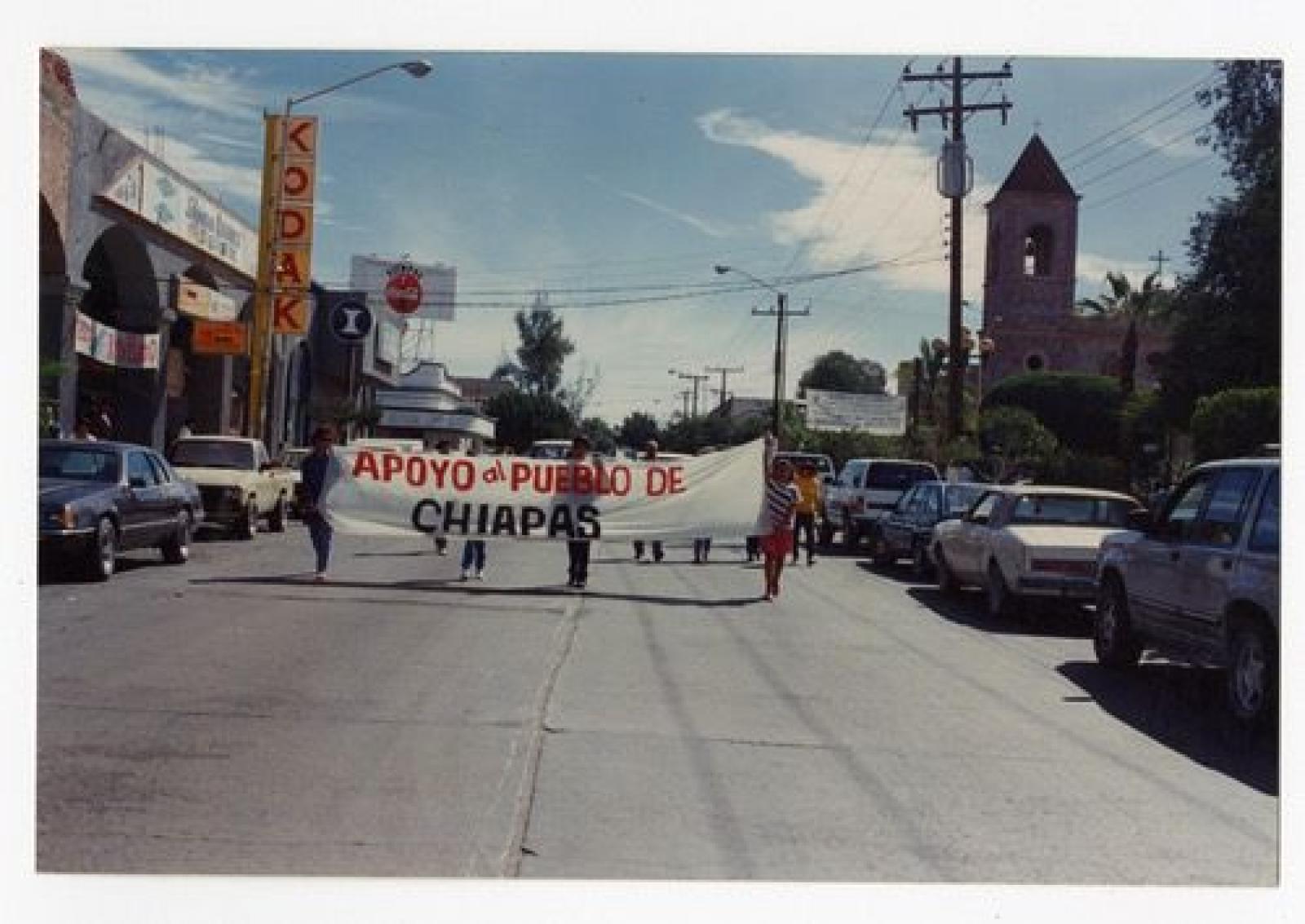 Marcha en “apoyo al pueblo de Chiapas”, calle 5 de mayo de ciudad de La Paz, Baja California Sur.