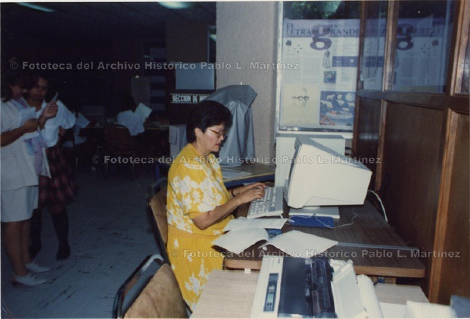 “María Concepción Rosales Bautista, en el área de cómputo del Archivo Histórico Pablo L. Martínez”.