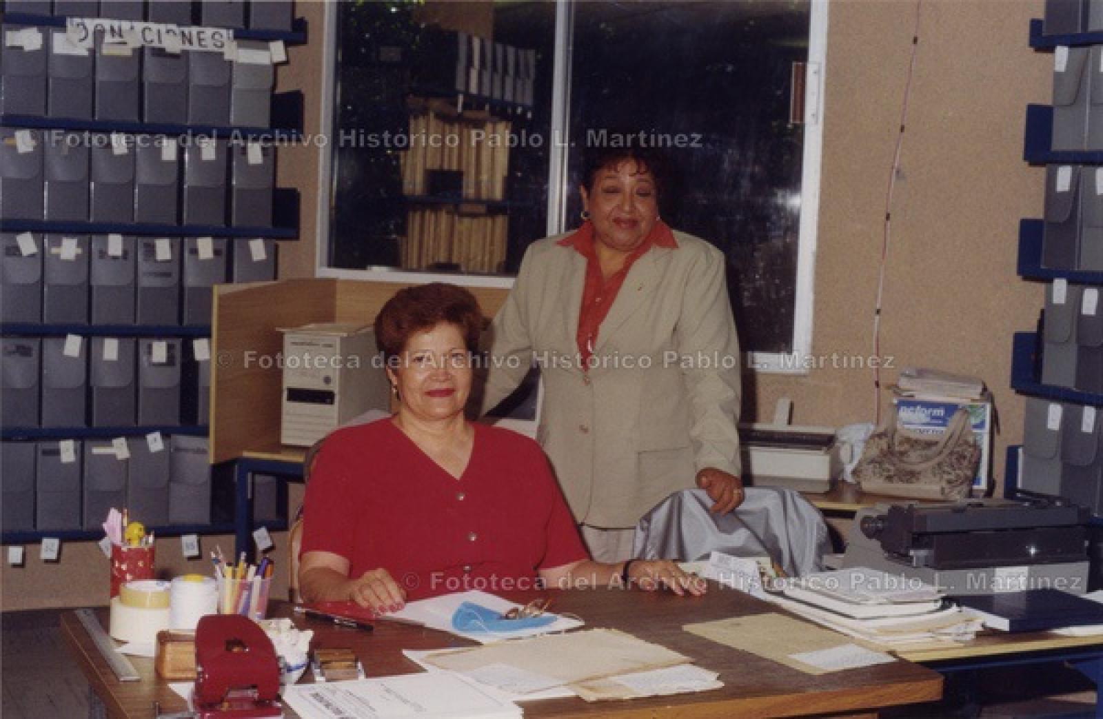 “María Concepción Rosales y María del Socorro Romero, encargadas de la sección de Procesos Técnicos del Archivo Histórico Pablo L. Martínez”.