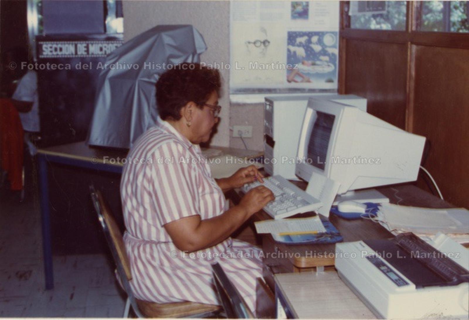 “María del Socorro Romero González, en el área de cómputo del Archivo Histórico Pablo L. Martínez”.