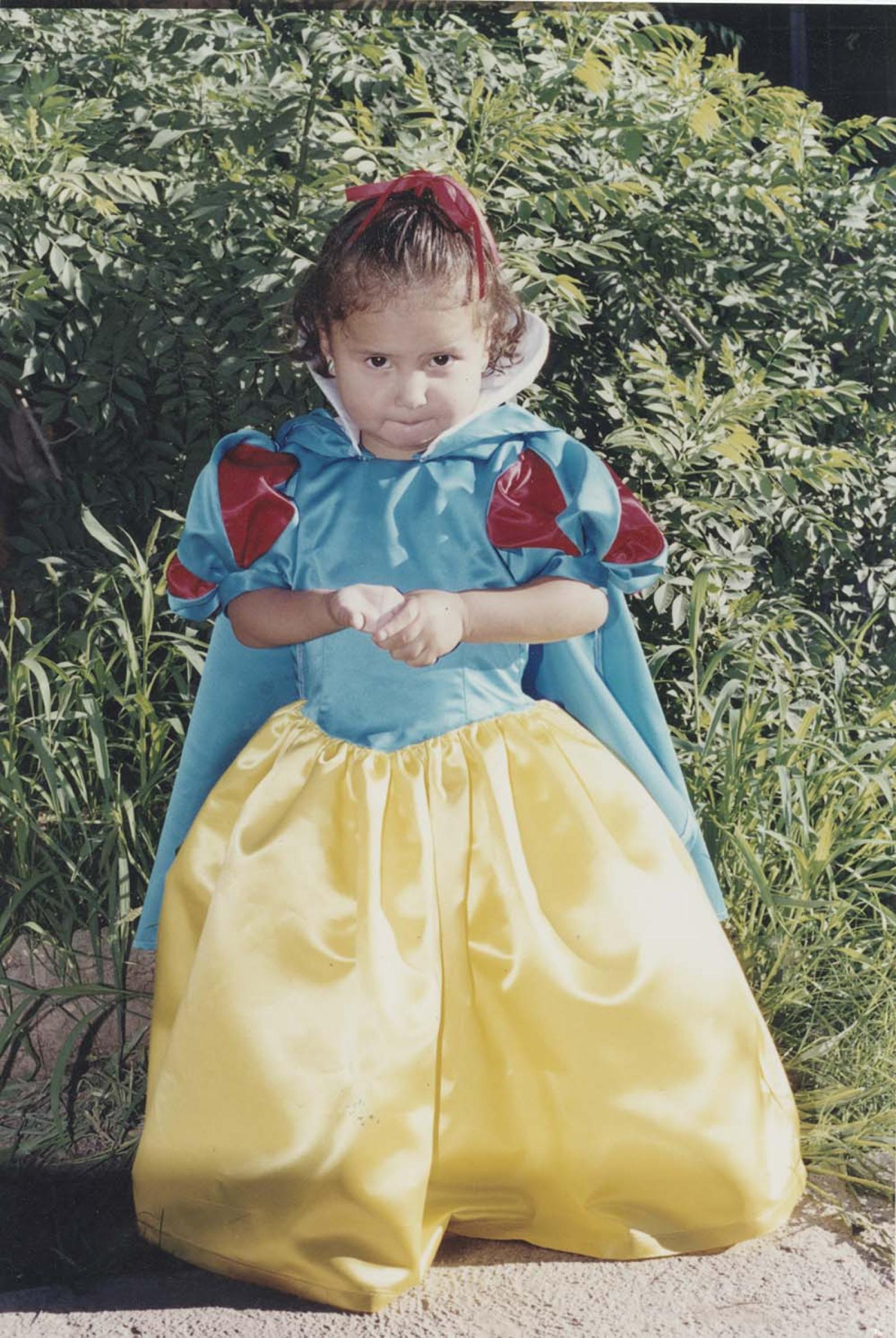 “María Esther Muños Jacobo” con vestuario de Blanca Nieves.
