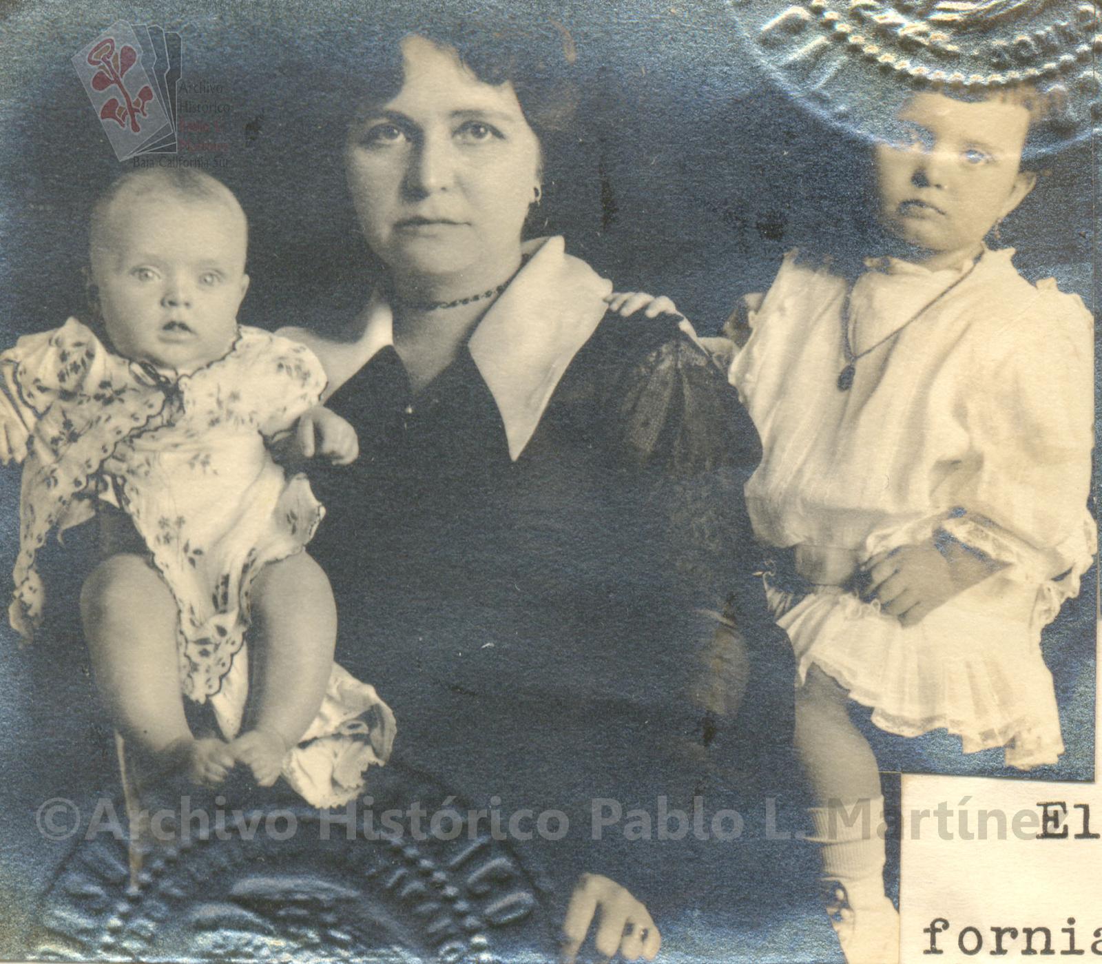 María Teresa M. de Troyo, acompañada de sus hijas María Teresa y Elena.