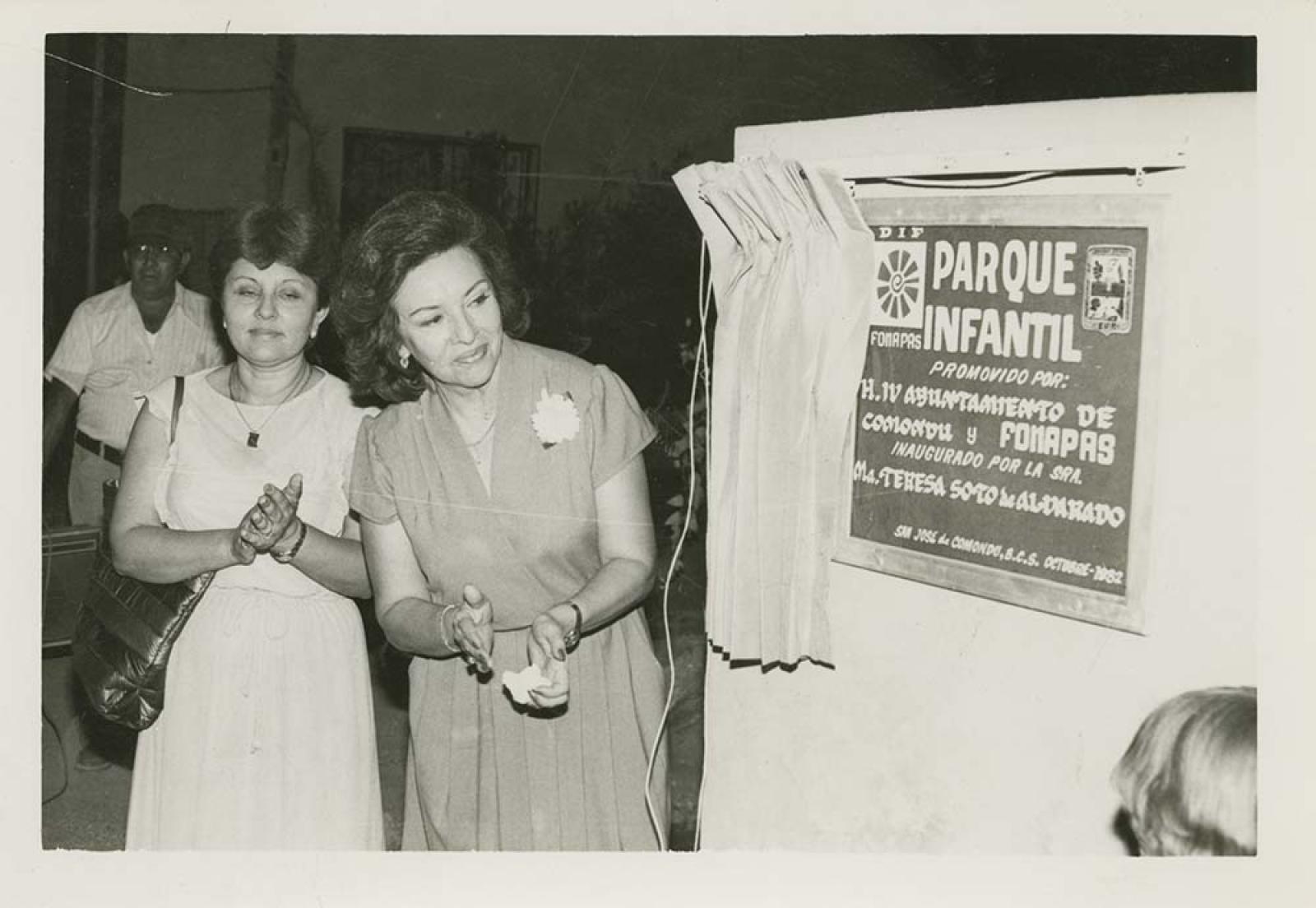 María Teresa Soto de Alvarado inaugura Parque Infantil.