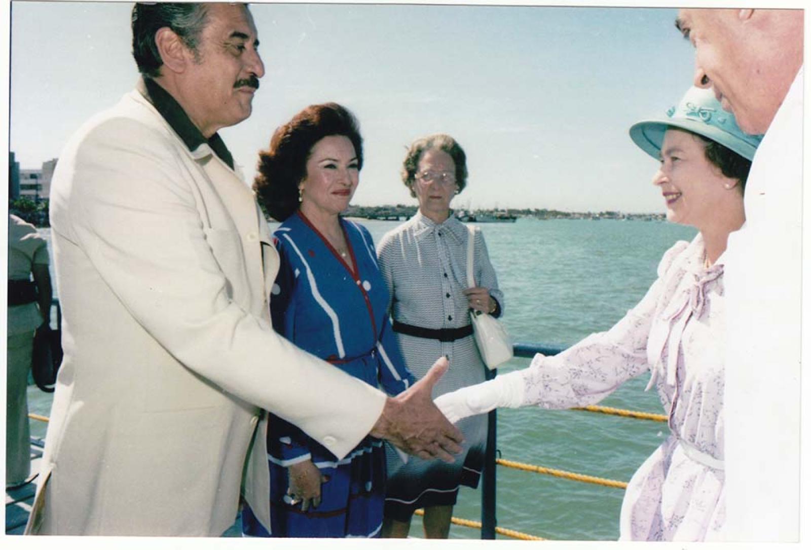María Teresa Soto de Alvarado saluda a la Reina Isabel II.