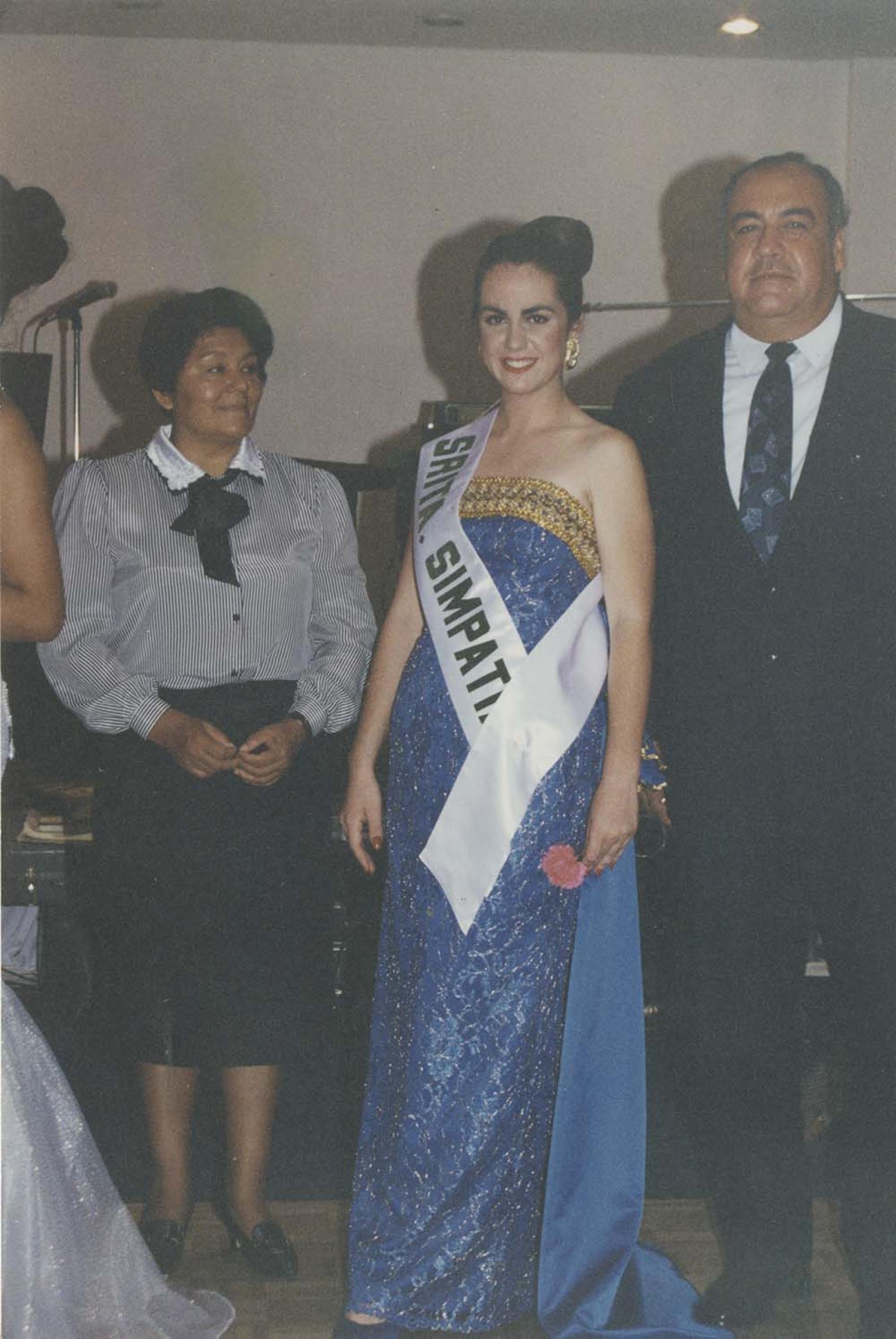 “Mariana Coppola, Señorita Simpatía del Colegio de Bachilleres”, acompañada.