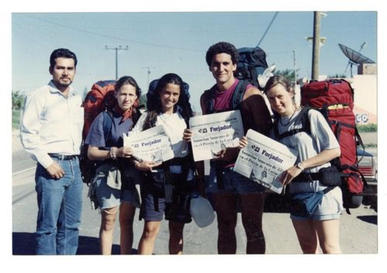 Mariana Varela, Eugenio Domínguez, Julia Asie y Florencia Morales, jóvenes de origen argentino que visitaron Puerto Adolfo López Mateos para disfrutar del arribo de las ballenas.
