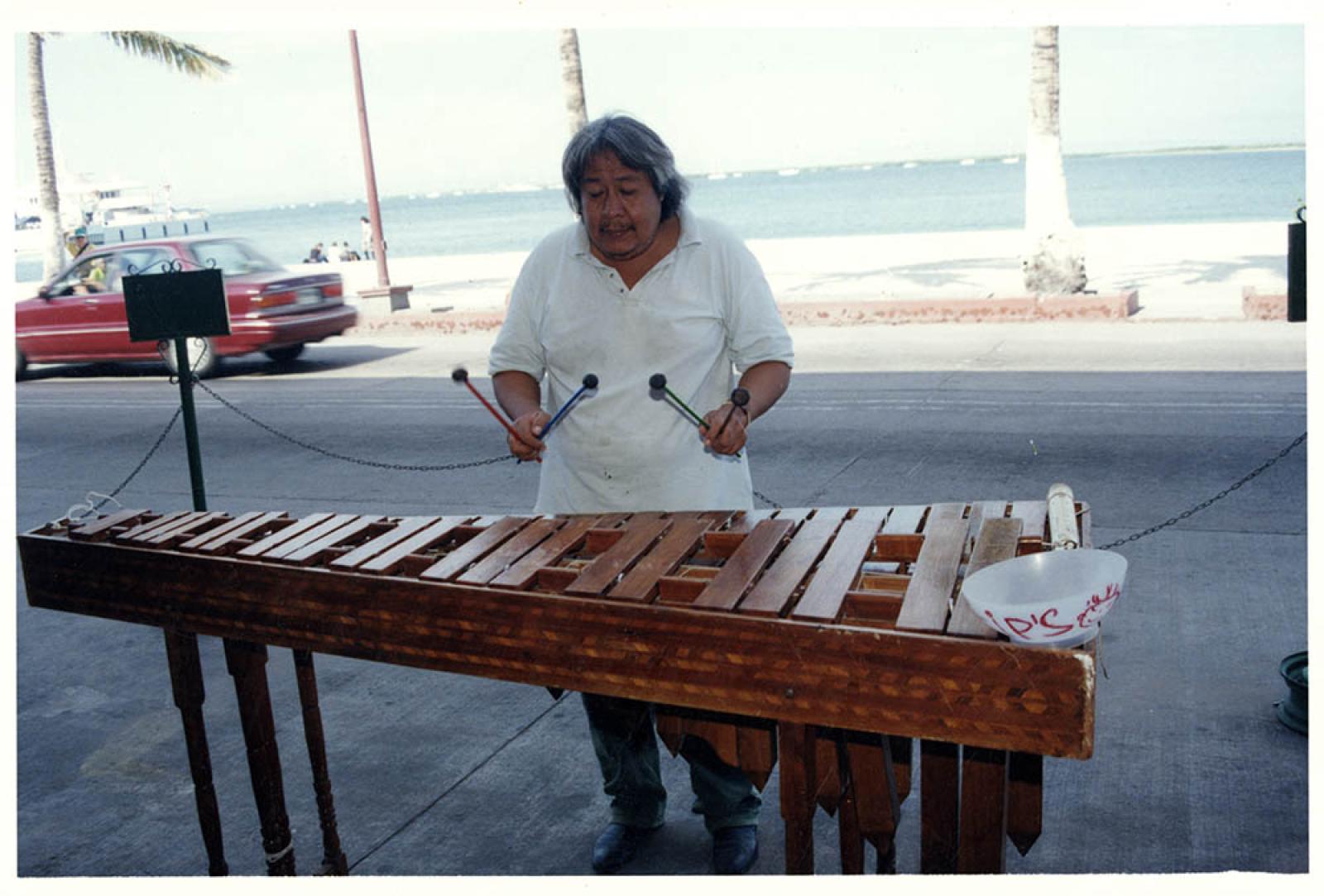 “Marimbero en la zona Dorada de La Paz”.
