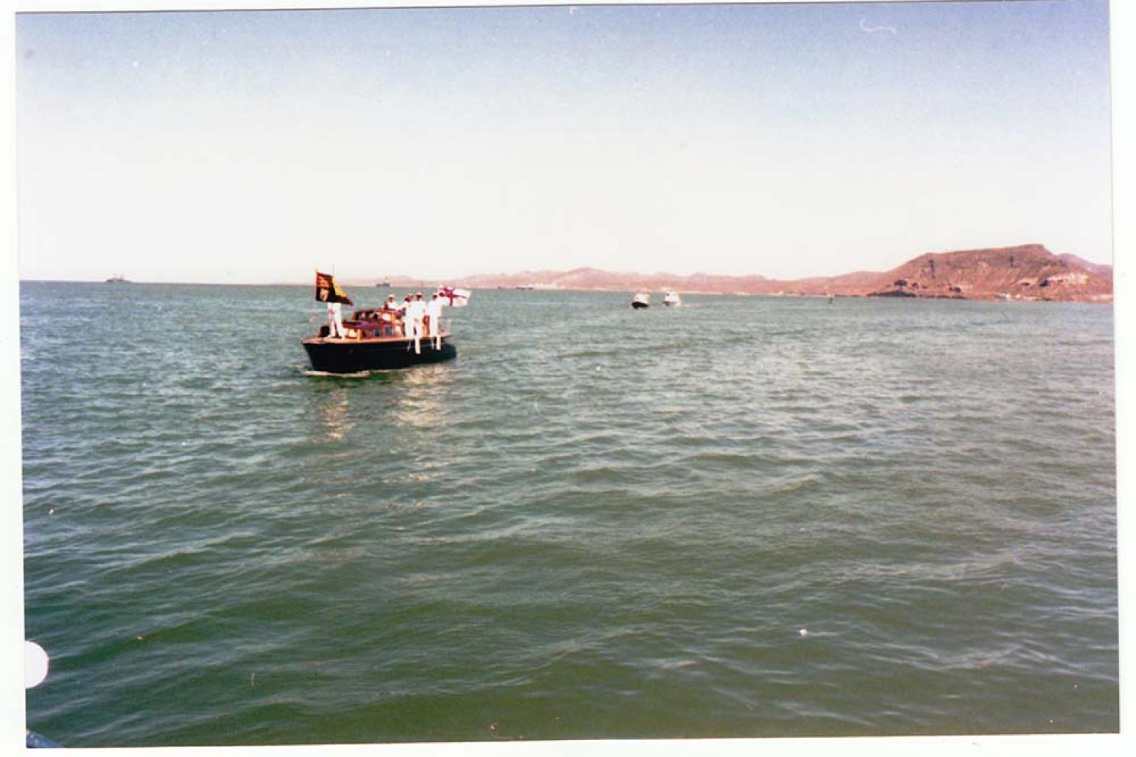 Marinos en embarcación.