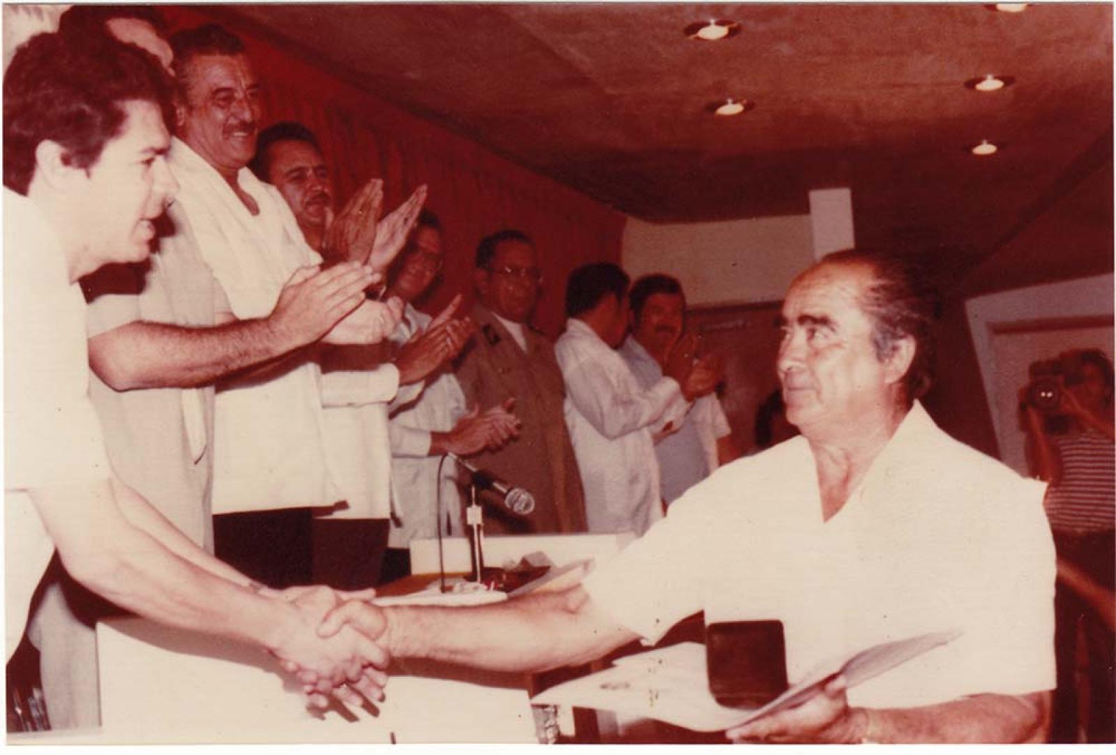 Mario Verdugo Cota recibe la medalla Ignacio Altamirano.