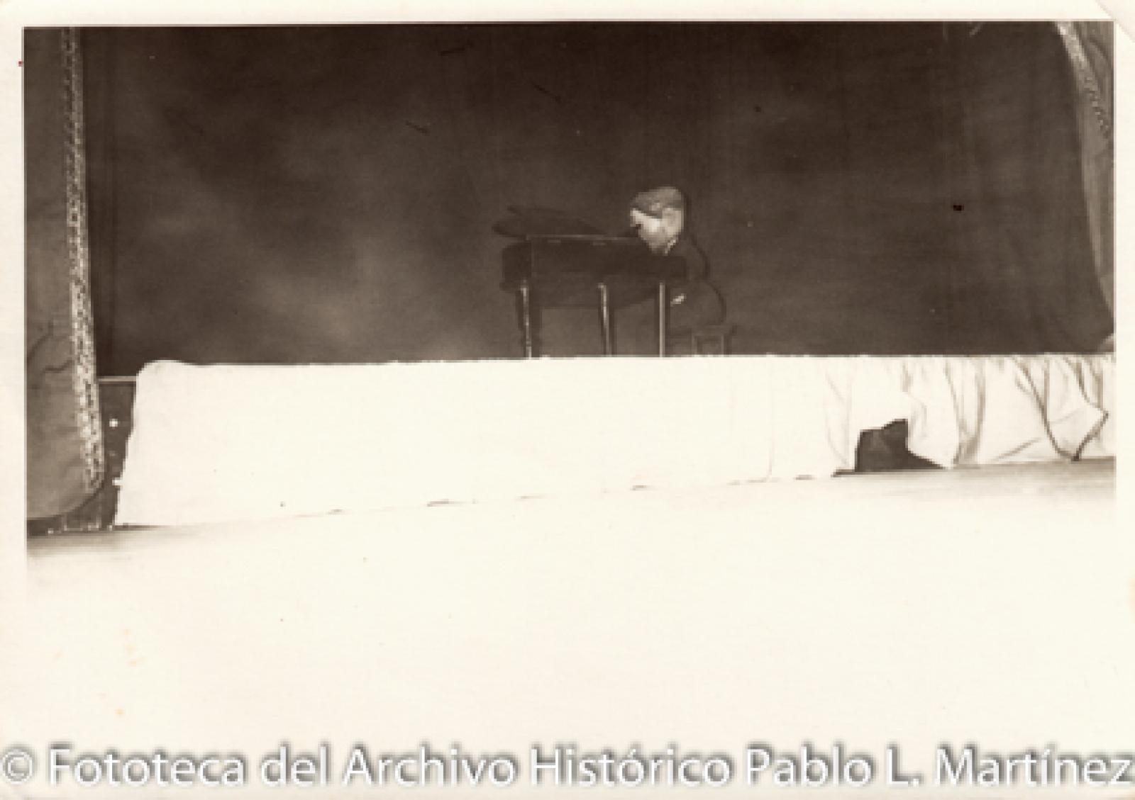 Marioneta y piano, en escenario.