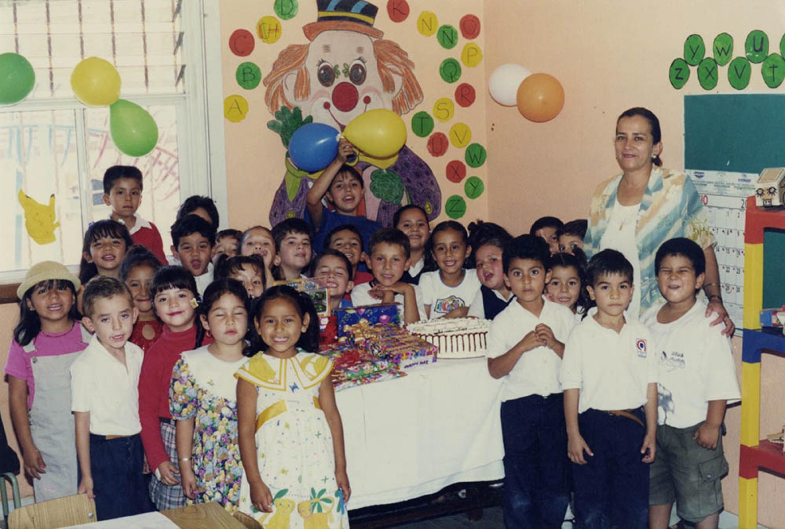Martín Eduardo Hernández Naranjo junto a sus compañeros de jardín, festeja su cumpleaños.