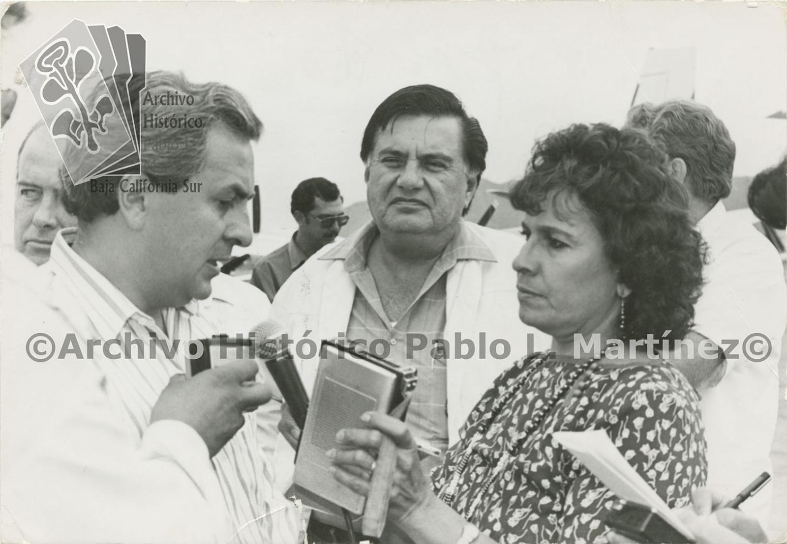 Mary Nogales en entrevista, a su lado se observa a Víctor Manuel Liceaga Ruibal.