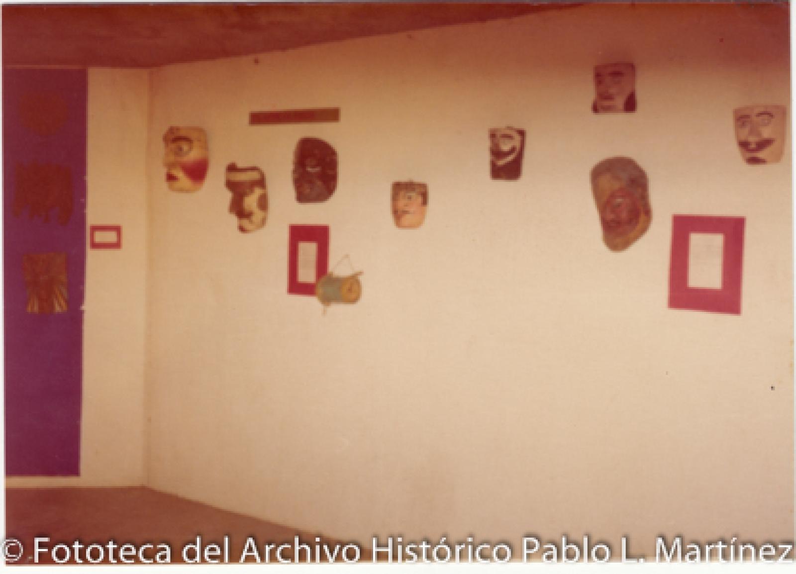 Mascaras colgadas en pared