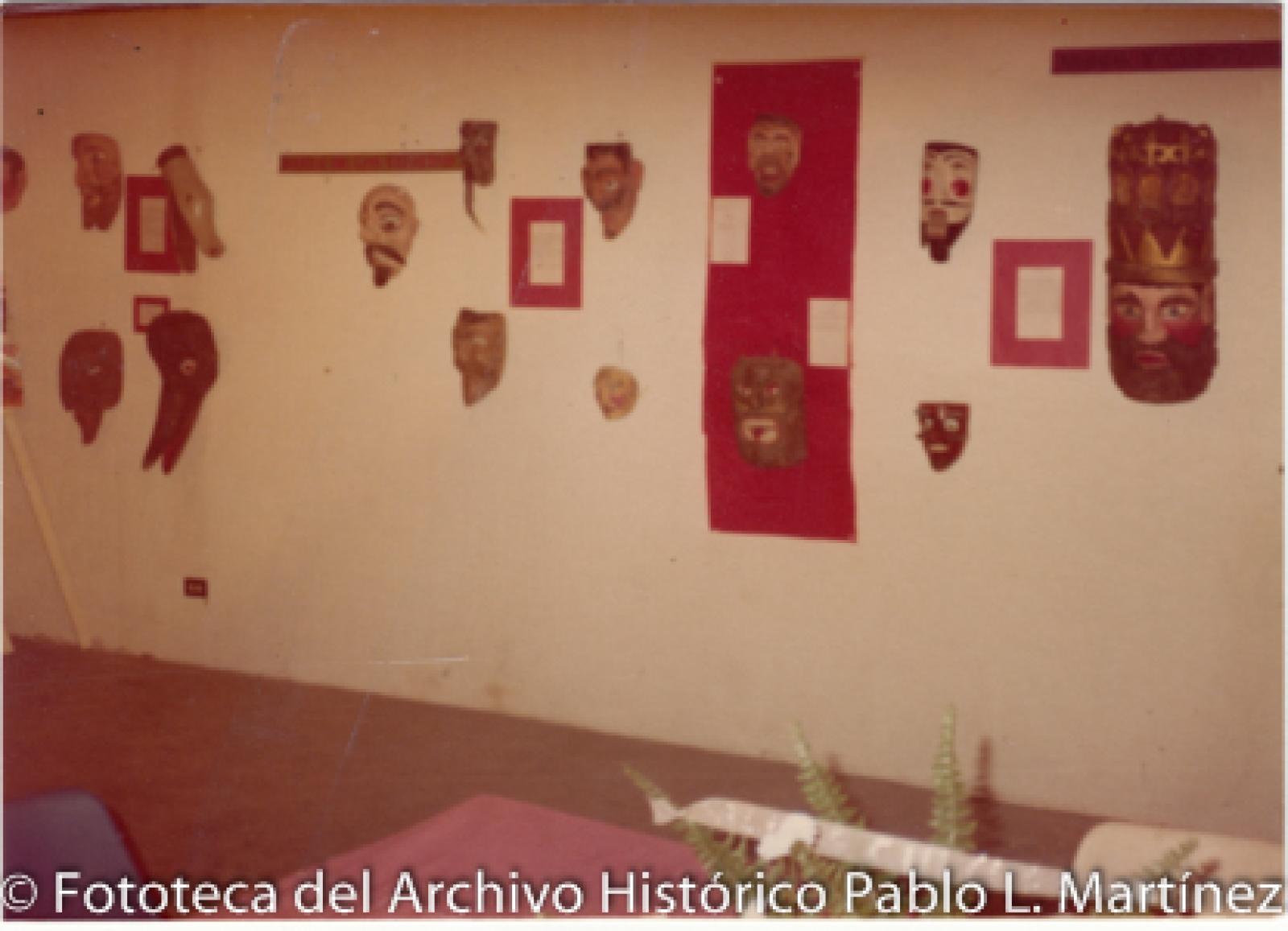 Mascaras, hacha y letreros que cuelgan de pared