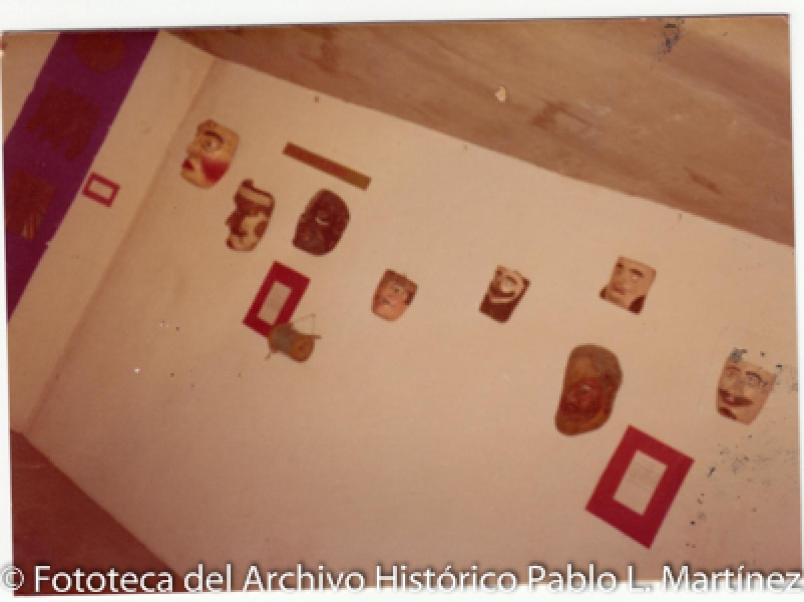 Mascaras y letreros que cuelgan de pared
