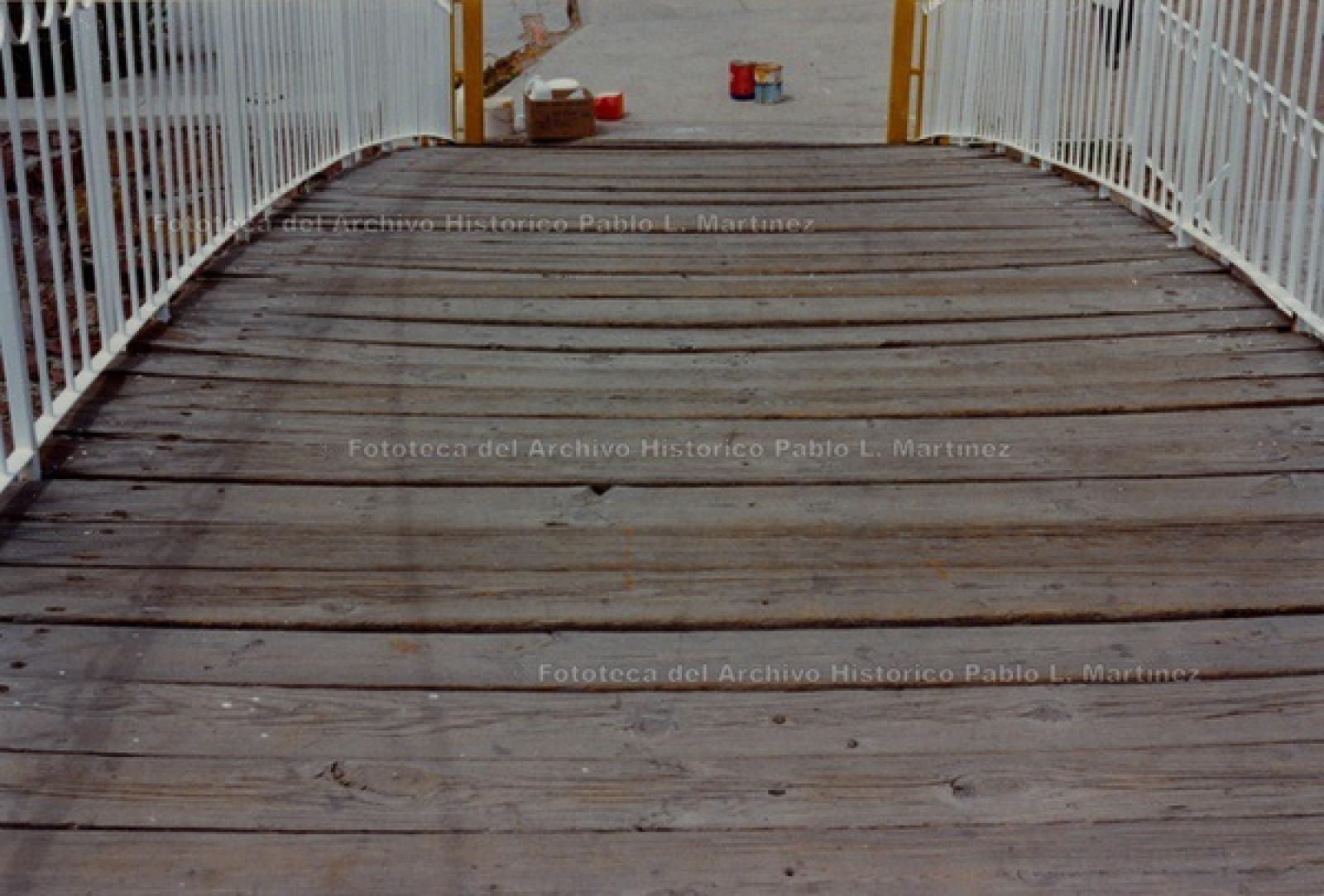 Material para pintar a la entrada del muelle del Paseo de la Reina.