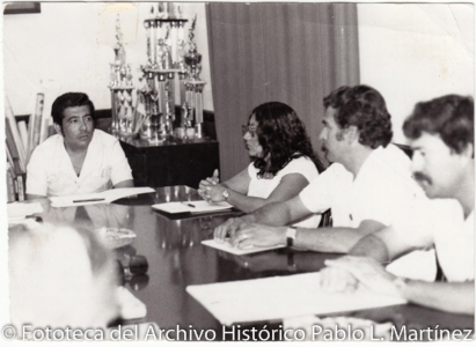 Matías Amador Moyrón, en junta de trabajo.